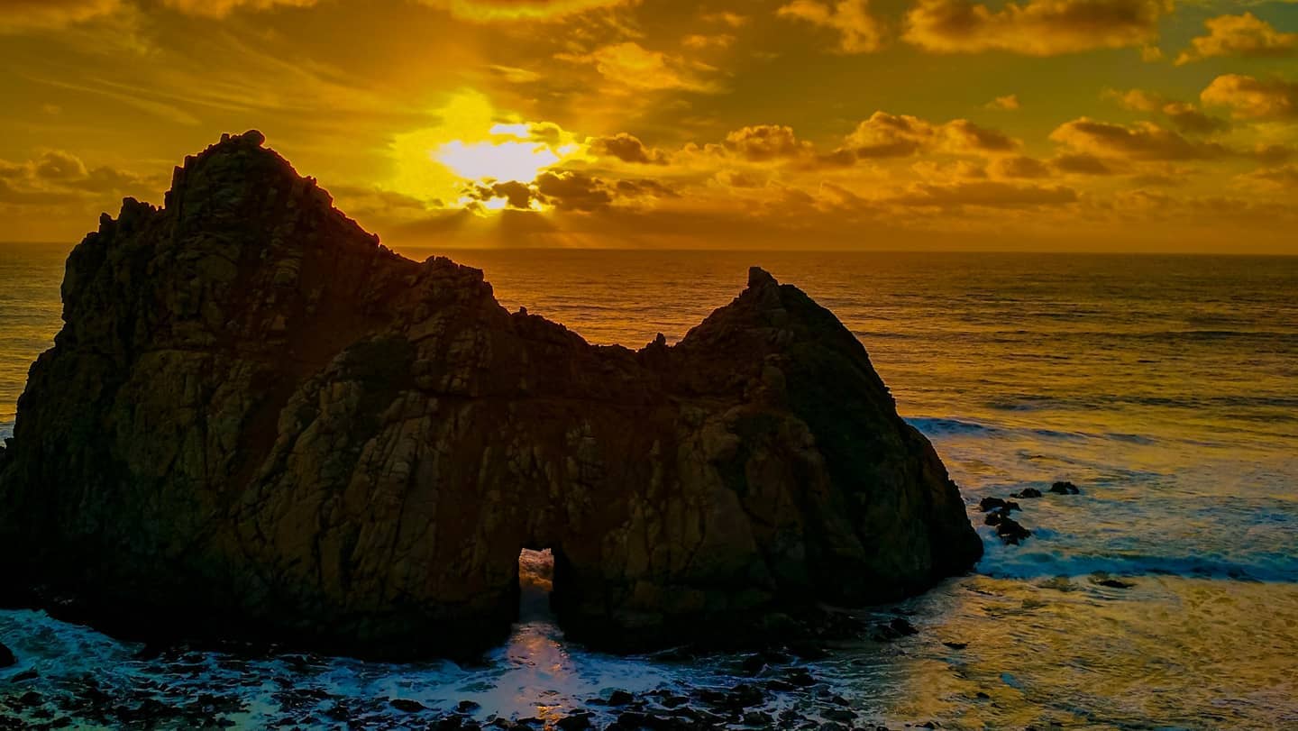 "Keyhole". The Keyhole rock at Pfeiffer beach in California has a natural arch and a hole through which light and waves pass creating a beautiful scenery especially during sunset.
.
.
#sunsets #sunsetsofinstagram #clouds #pacificocean #pfeifferbeach #keyholerock #keyhole #highway1 #pacificcoasthighway #bigsur #california #photography #instaphoto #dusk #sunsetphotography #justgoshoot #capturethemoment #travelphotography #amateurphotography #throughthelens #moment #naturelovers #naturephotography