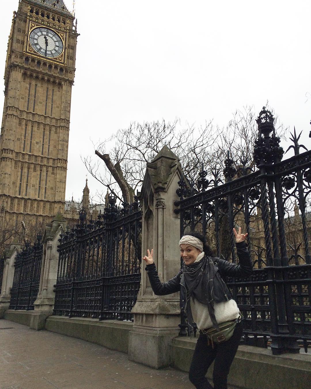 #travelgirl: London babyyyyyyyy #hello #uk #Londontrip #withmycopinou #bucketlisttravel #bucketlistadventures  #bucketlistgirl #travelphotography #travelgram #actricevoyageuse #actresstraveler #actresslife