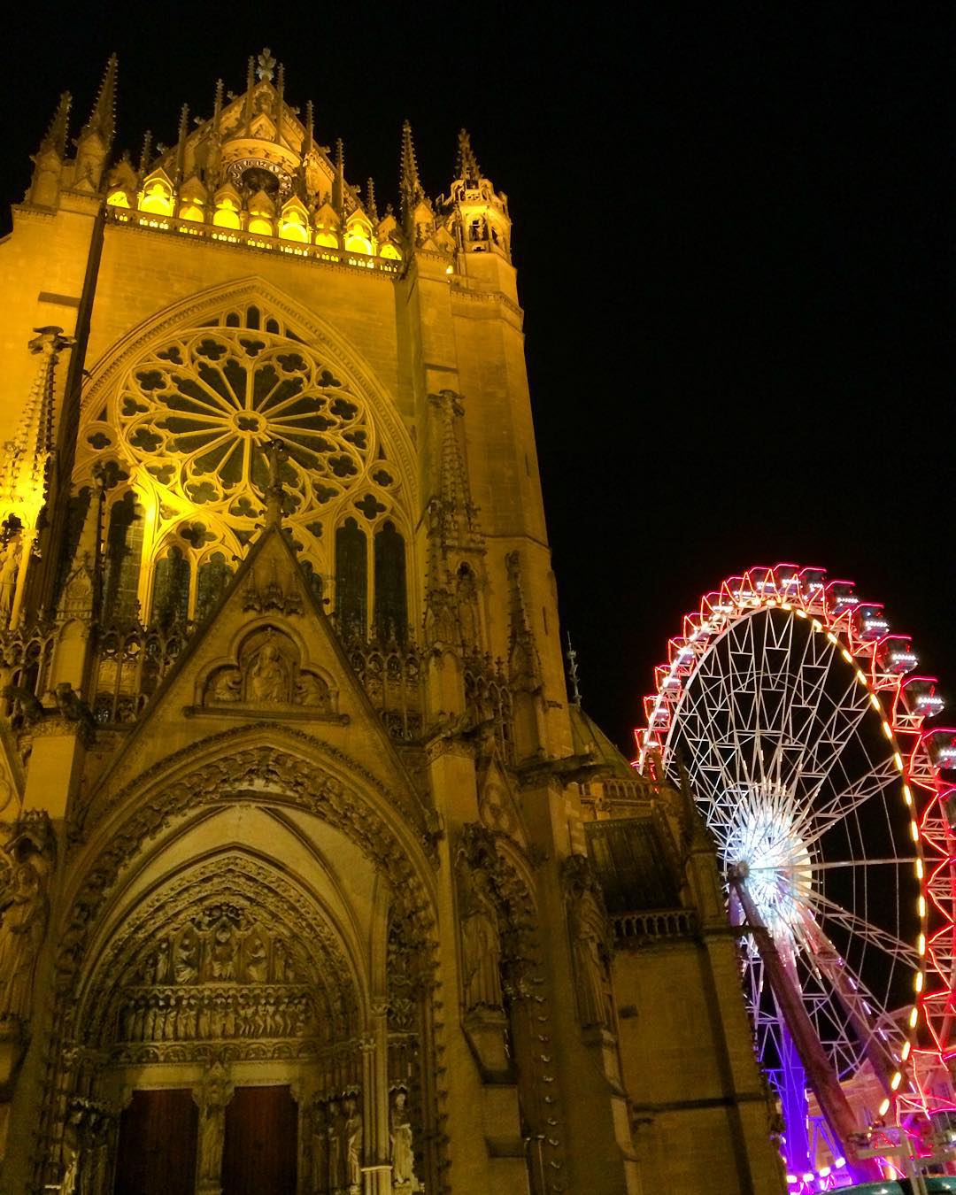 #travelgirl: Visite de la cathédrale de Metz avant le Réveillon de la nouvelle Année ! Pic by myself 📷 #Metz #granderoue #bigwheel #france #holidays #travel #traveladdict #cathedral #theglobewanderer