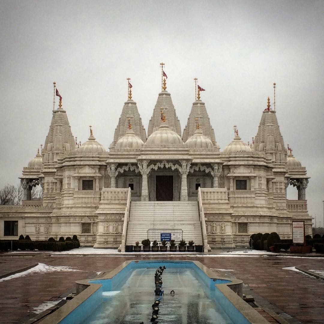 Une expérience merveilleuse dépaysante au Temple aujourd'hui - un appel à la contemplation et à la méditation instantanément / I loved this moment and amazed by this culture so much... it's so inspirationnal #zen #hindoutemple #chakras