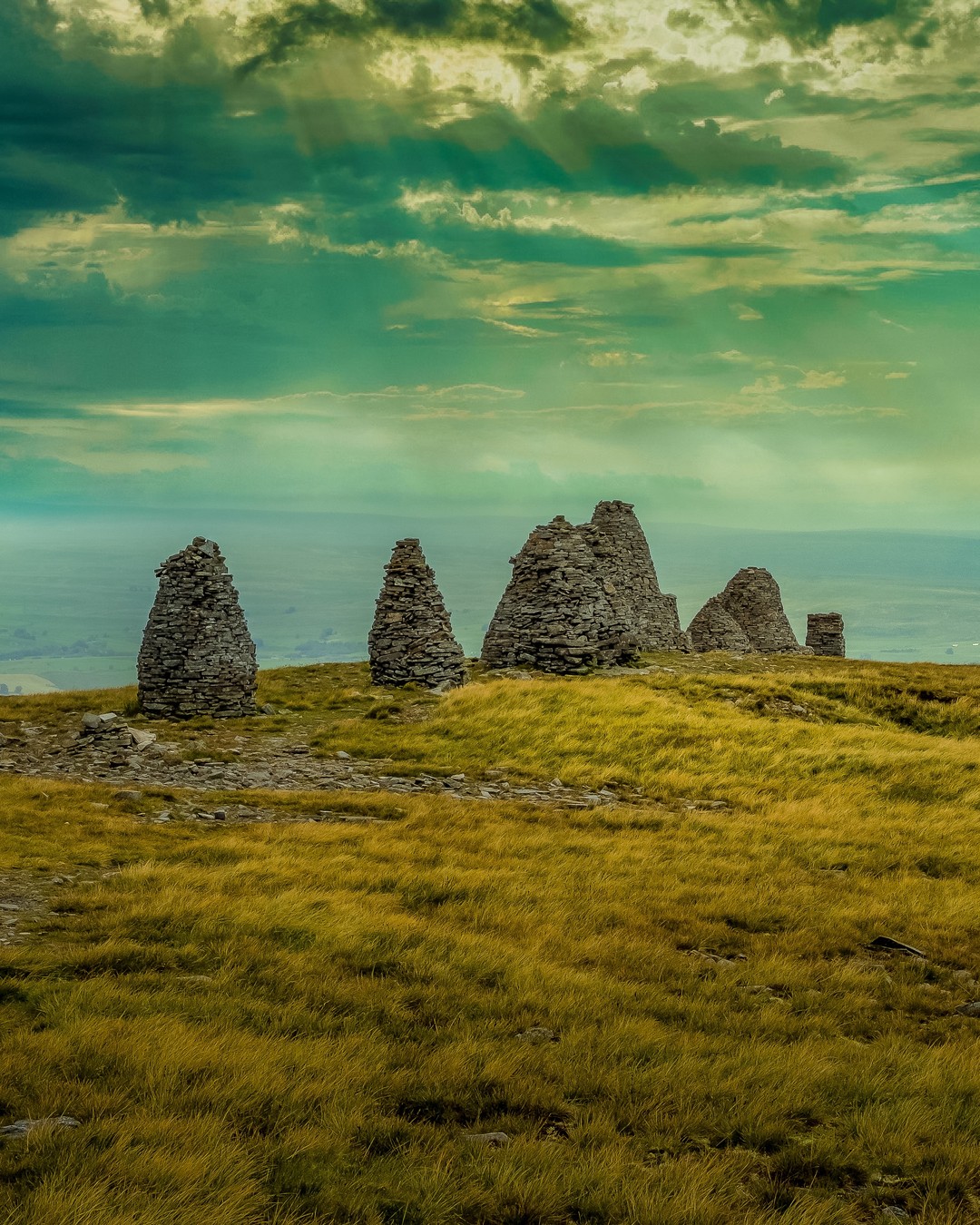 The line of cairns on the iconic Nine Standards Rigg at the summit of Hartley Fell in the @yorkshiredales.

No one knows their purpose, but one theory suggests that the cairns were constructed by the Roman army to resemble troops from a distance.
-
-
-
-
-
-
#YorkshireDales #uknationalparks #visityorkshire #Welcometoyorkshire #omgb #scenesofyorkshire #yorkshirepost #EscapeTheEveryday #LoveGreatBritain #GetOutside #ordnancesurvey #TGO #TheGreatOutdoors #lonelyplanet #hikebritain #walkinguk #alltrails #OutdoorsIndoors