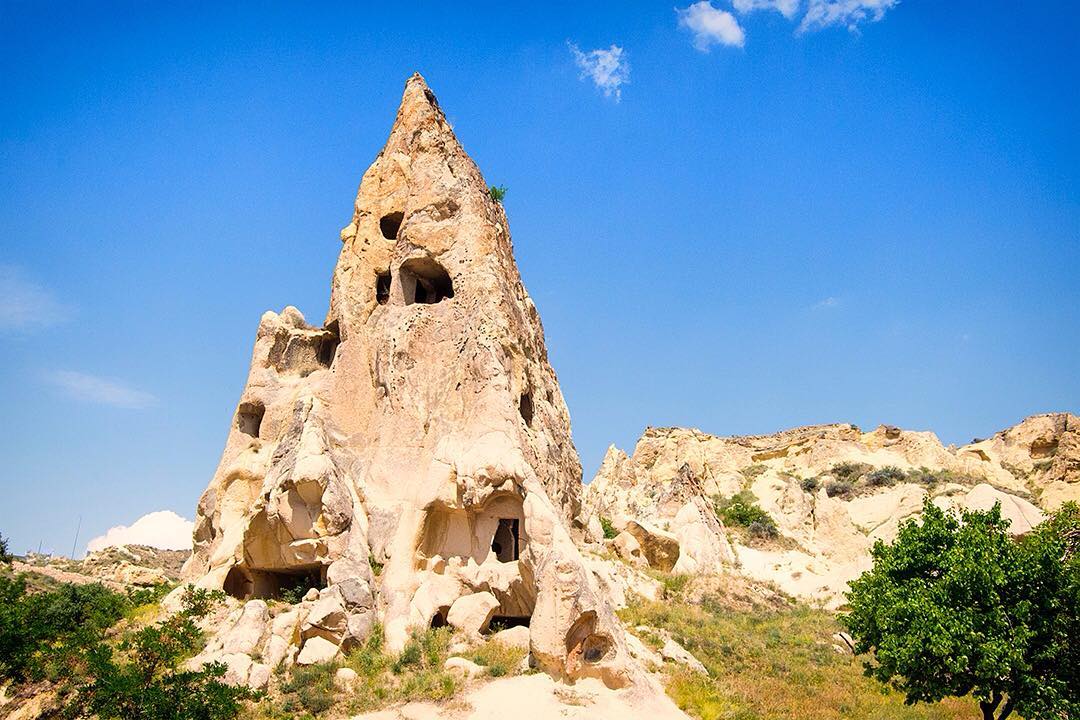 Just one of the incredible and bizarre rock formations in Sword Valley (Kiliçlar Vadisi) in Cappadocia, Turkey.⠀
⠀
A bizarre and spectacular landscape largely sculpted by erosion, Göreme National Park in Turkey's Cappadocia region, is littered with troglodyte dwellings and subterranean towns – the remains of a human habitat dating back to the 4th century.⠀
⠀
This was taken on a short and sweet hike through Sword Valley (Kiliçlar Vadisi). ⠀
-⠀
-⠀
-⠀
-⠀
-⠀
-⠀
-⠀
#Cappadocia #Turkey #kapadokya #goreme #Nevşehir #hotairballoon #Uçhisar #ürgüp #cavehotel #balayı #kale #Göreme #zelve #avanos #haftasonu #Vadisi #neverstopexploring #keepitwild #thegreatoutdoors #backpacking #adventurethatislife #lppathfinders