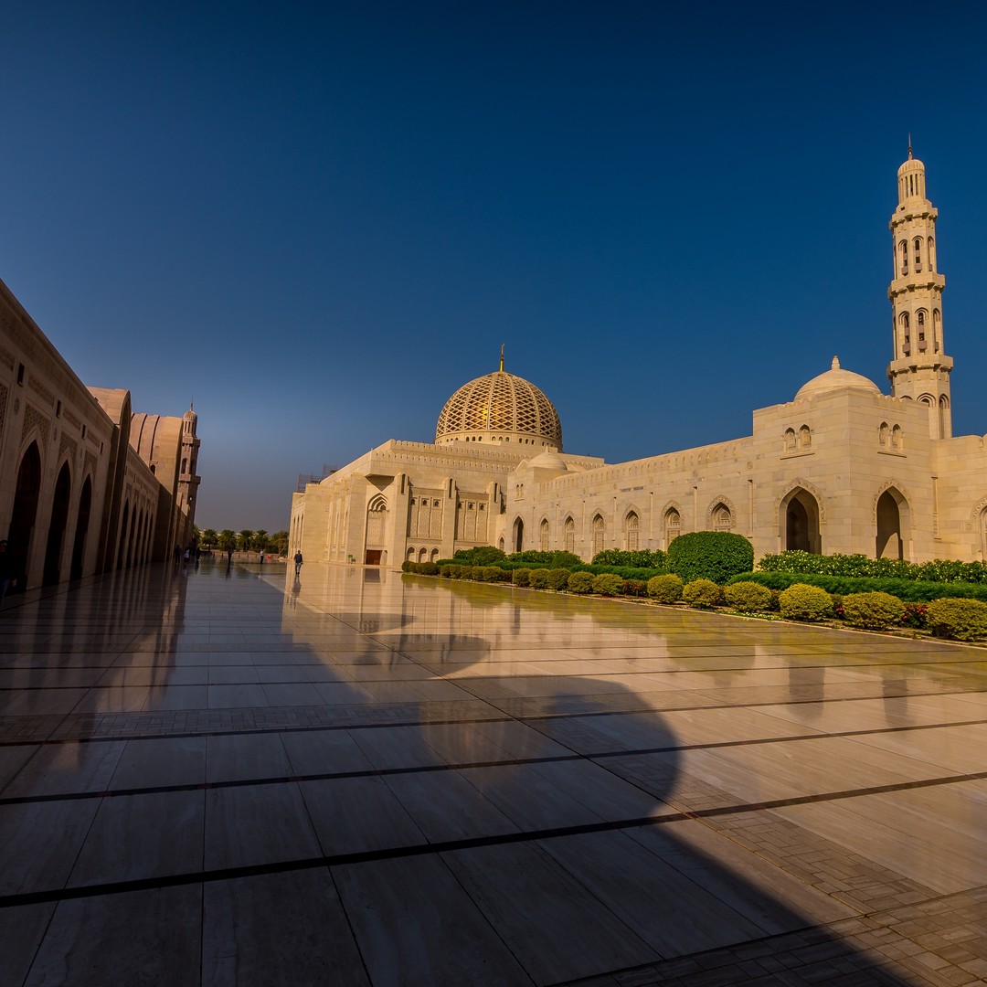 ᵃᵈ Paid partnership with @experienceoman.⁣ ⁣

The Sultan Qaboos Grand Mosque in #Muscat is a glorious piece of modern Islamic architecture located in the capital of @experienceoman.⁣
⁣
Opened in 2001 to celebrate the 30th year of the sultan's reign, the mosque is a breathtaking addition to the city. We visited during our stay at @kempinskimuscat located in the community of Al Mouj on the Muscat coast.⁣
⁣
Paid partnership with @experienceoman.⁣
-⁣
-⁣
-⁣
-⁣
-⁣
#Oman #sultanqaboosgrandmosque #ExperienceOman #BeautyHasAnAddress #omantravel #oman_travellers #oman_photography #visitoman #oman🇴🇲 #igersoman