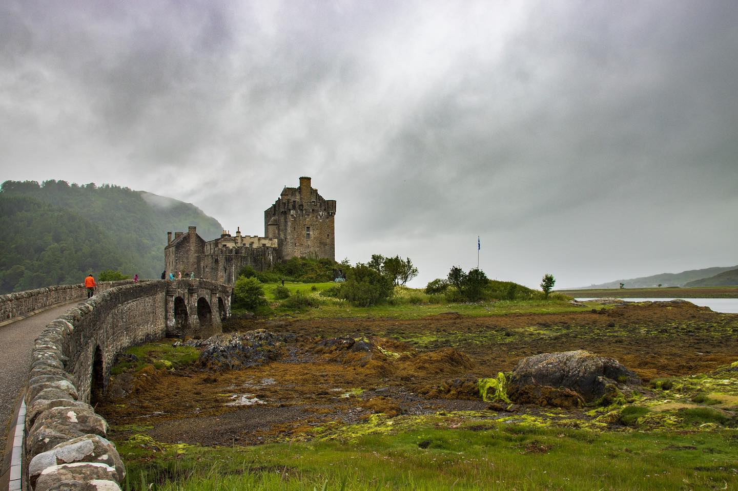 Eilean Donan castle is just beautiful on our way to Isle of Skye last week #visitscotland #scotlandexplore #scotlandhighlands #castlesofscotland #castlesofinstagram #eileandonancastle #nc500 #roadtrip