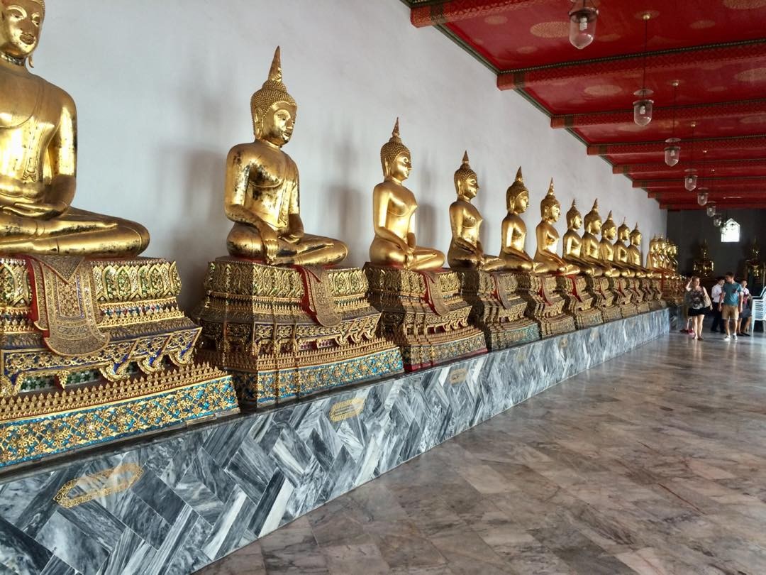 A line of gold Buddhas, Wat Pho, Bangkok, Thailand 🇹🇭.
.
#Thailand #Bangkok #travel #backpack #backpacker #watpho #temple #buddha #buddhism  #gold