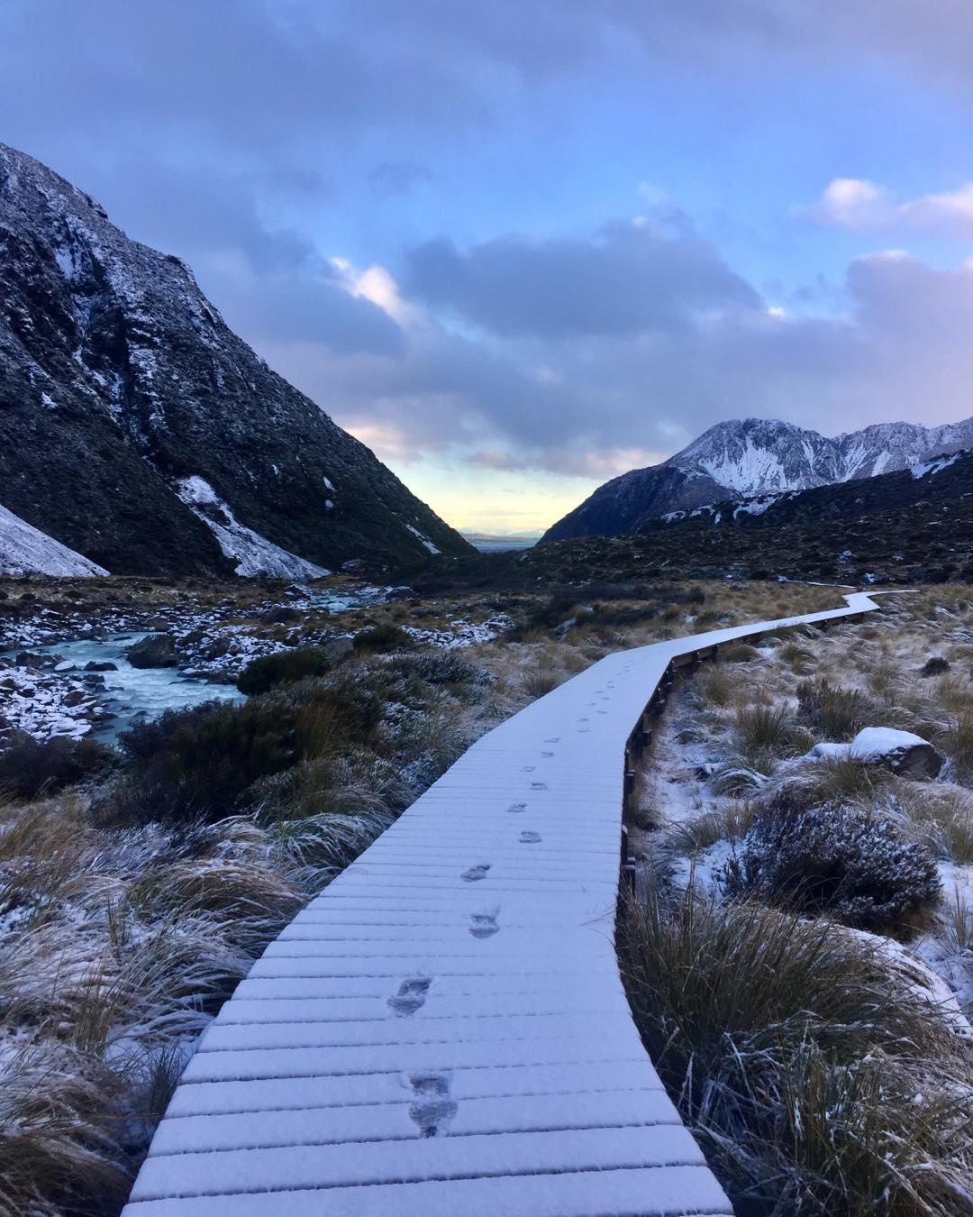 Aoraki/ Mount Cook National Park, New Zealand 🇳🇿.
.
When you're the first one to hike on the fresh snow in the morning.
.
#travel #newzealand #mountcook #aoraki #instatravel #backpacking #hike #hookervalley #hookervalleytrack #nationalpark #snow #footprints #traveller #hiking #freshsnow #travelling #southisland #purenewzealand