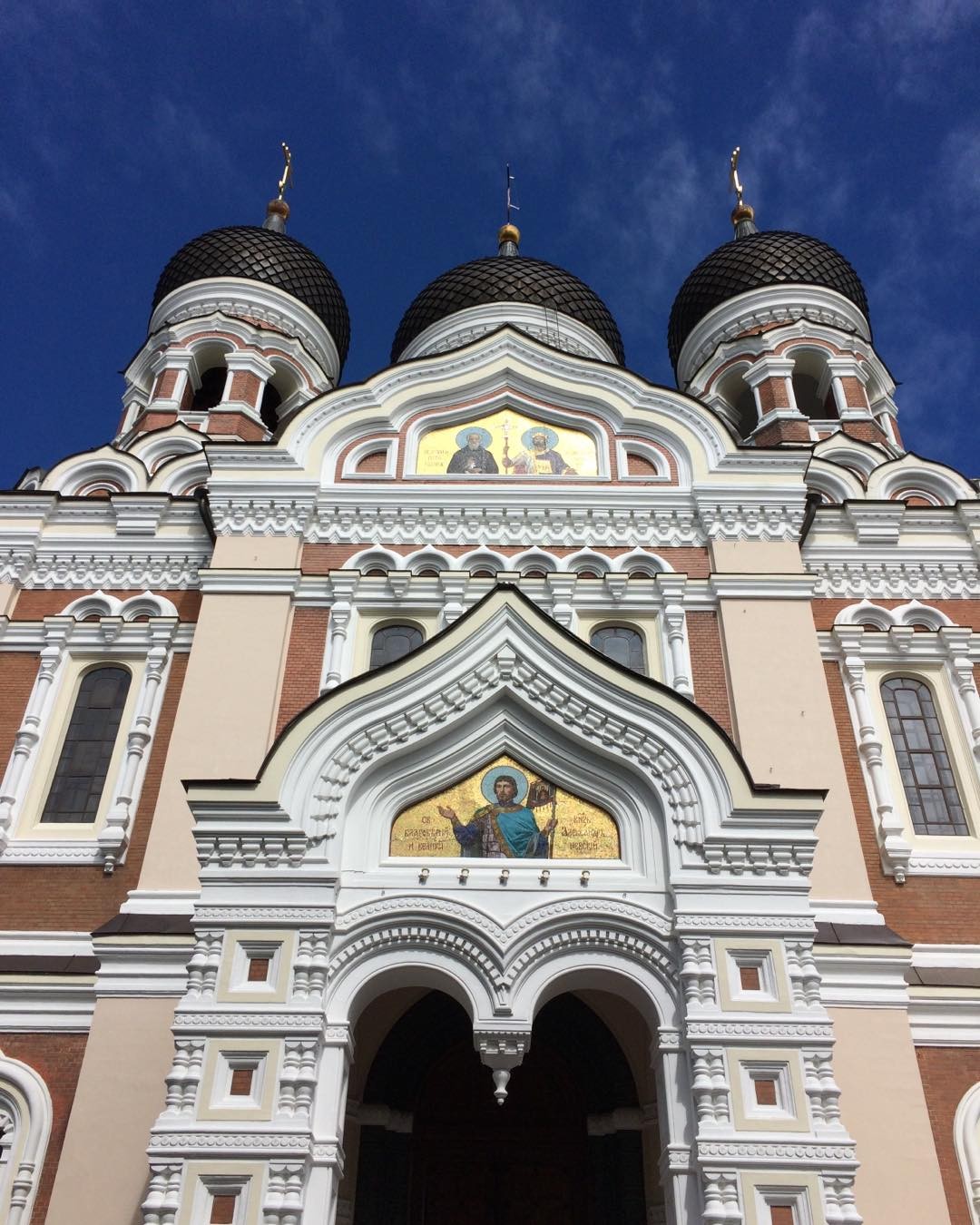 Old Town Tallinn, Estonia 🇪🇪.
.
The Alexander Nevsky Cathedral in the Old Town of Estonias capital. It has been restored after years of neglect during Soviet rule to the remarkable building it is today.
.
#travel #estonia #tallinn #backpack #europe #oldtown #alexandernevskycathedral #cathedral #summer #daytrip
