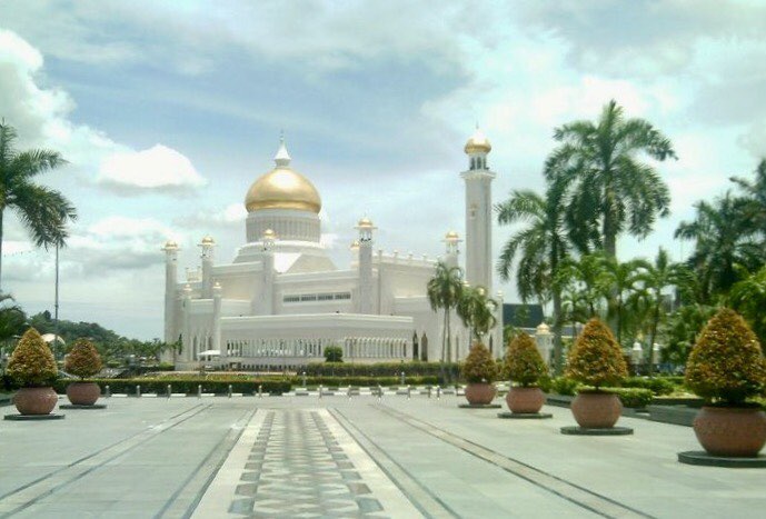 Bandar Seri Begawan, Brunei 🇧🇳.
.
Throwback to my short time in Brunei in 2010 and the Sultan Oman Ali Saifuddien Mosque in the capital BSB. I'm so glad that I have a better camera now than the one I had on this trip!
.
#travel #brunei #bsb #mosque #backpacking #seasia #bandarseribegawan #traveller #throwback #2010 #asia #borneo #sultanomaralisaifuddinmosque #backpacker #travelphotography #instatravel