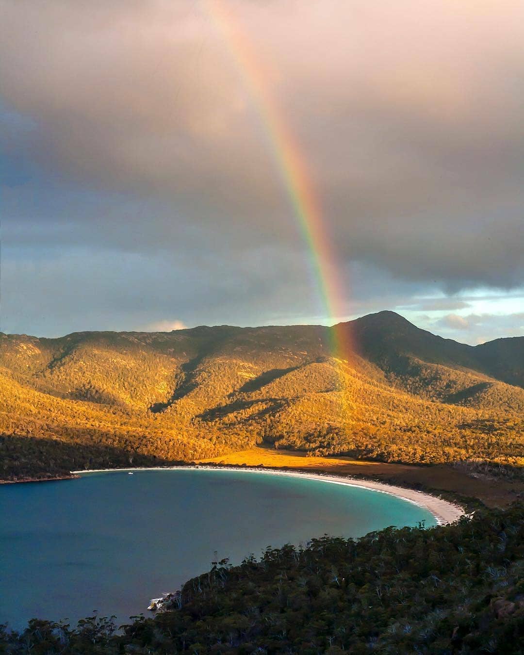Reposted from @tasmaniagram An epic sunset plus a golden rainbow over Wineglass Bay, on the Freycinet Peninsula, thanks to @kateenno 🌅🌈

#tasmaniagram #instatasmania #instatassie #tasmania #tassie #tassiepics #wineglassbay #freycinetpeninsula #freycinet