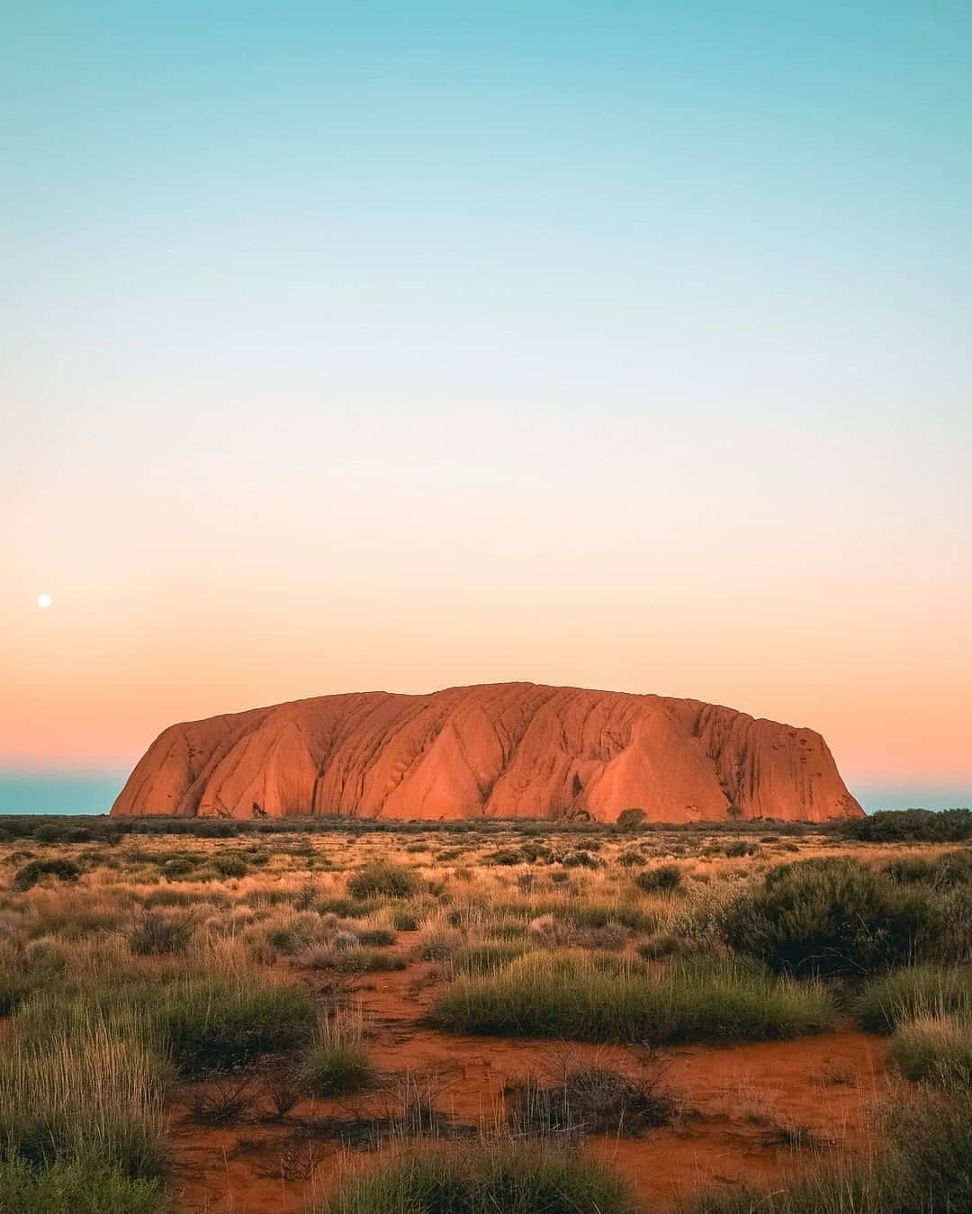Reposted from @exploreuluru -  If the simple fact of looking at this image is soothing, wait until you’re actually standing in front of it! Goosebumps guaranteed.
📷 @incognito.travels
#exploreuluru #uluru #australia #seeaustralia
#travel