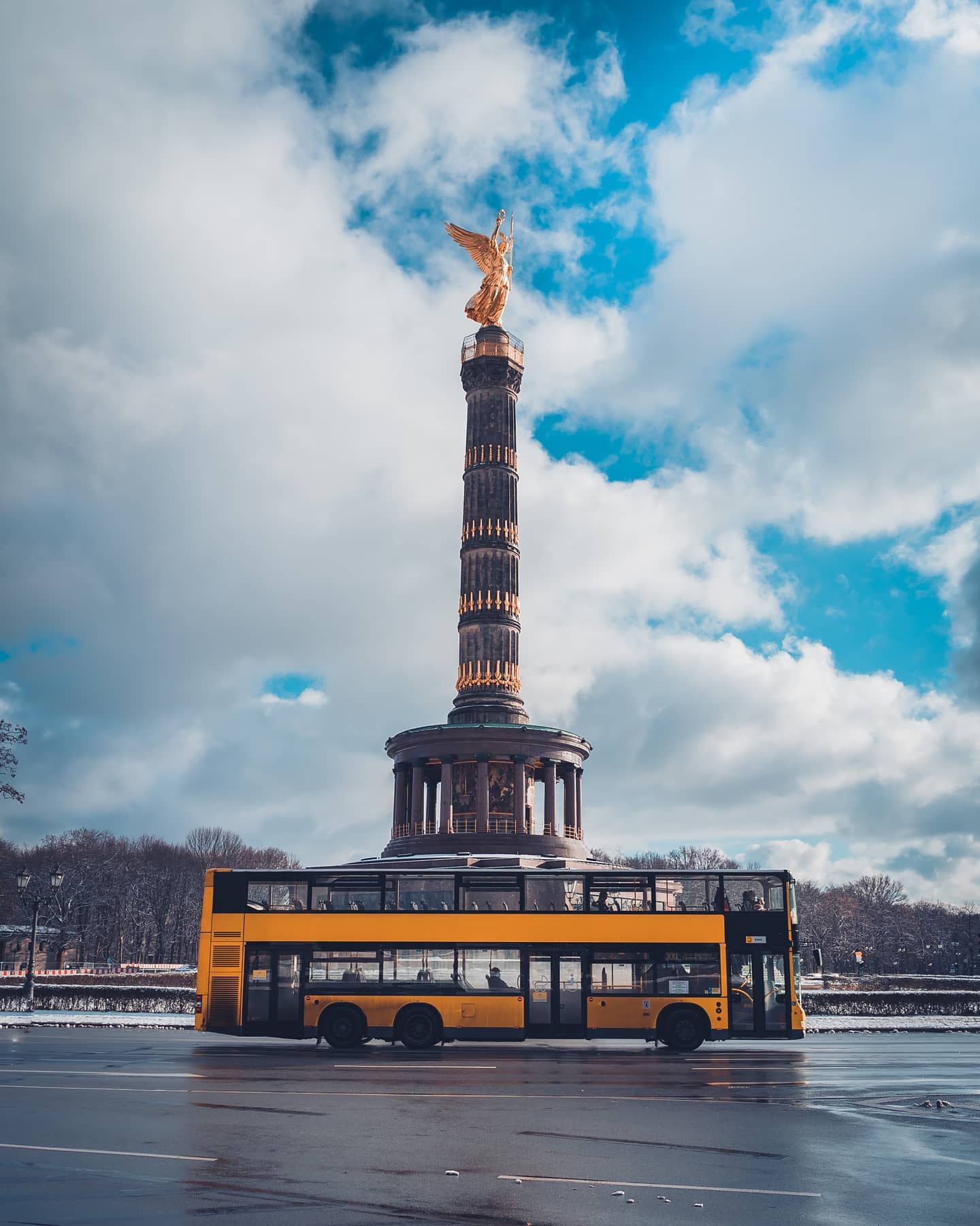 When the Sun shines through the clouds for a brief moment and lights up the scene. 🌤️😍
.
.
.
.
.
.
.
#bestofberlin #victorycolumn #berlingermany #sunshine #onacloudyday⛅ #travelphotography #nakedplanet
@sonyalpha