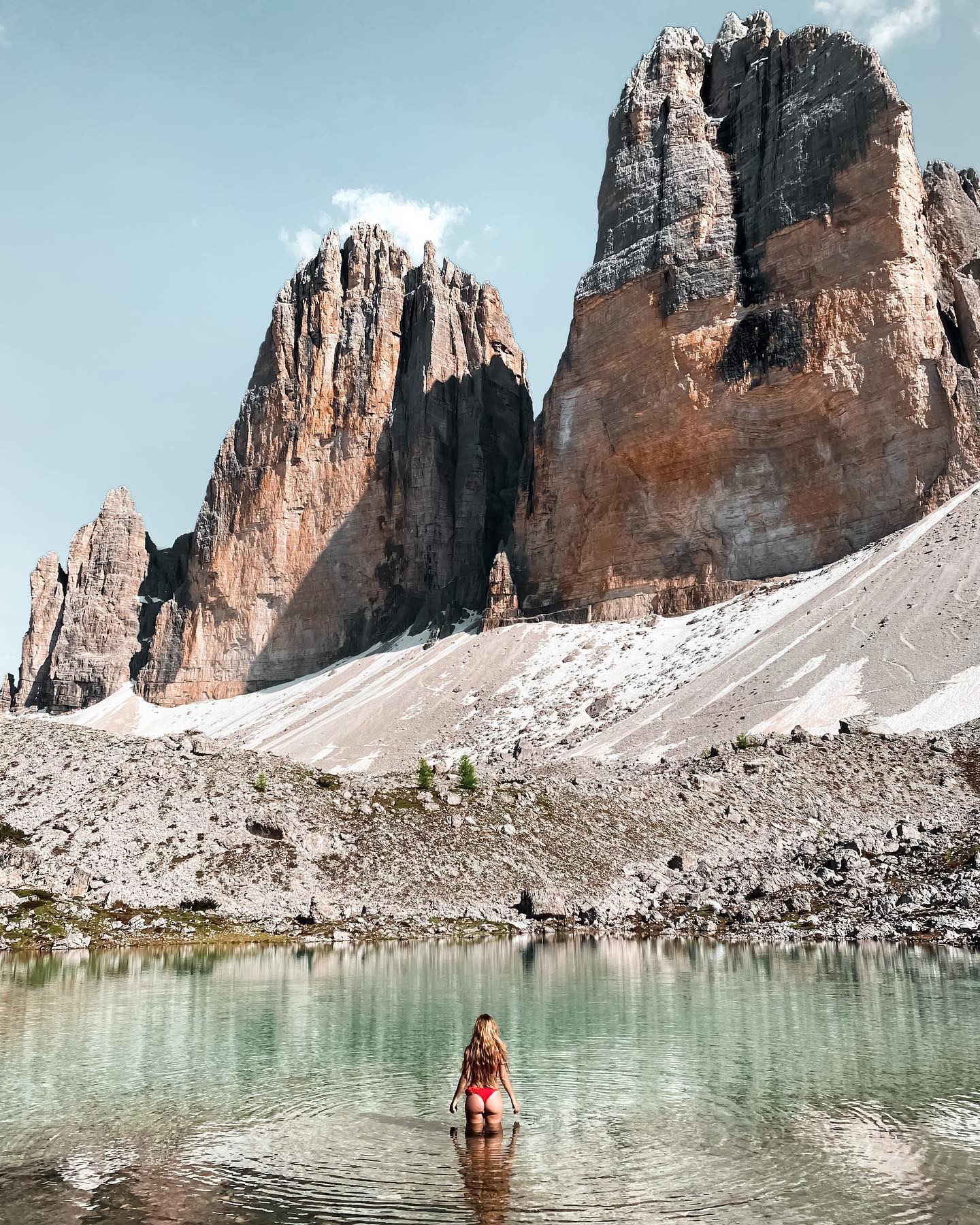 Ice cold dips in a mountain lake. I love it and it’s so healthy: ice bathing reduces the stress levels, slows down the aging process, boosts the immune system and has much more health benefits. Who would like to go with me 🤗?
.
.
📸by @luca.schranz .
.
#3cime #trecimedilavaredo #dolomites #italy #mountainlake #swimming #dolomiten #adventure #outdoor #travel #travelgirl #welltravelled #3zinnen