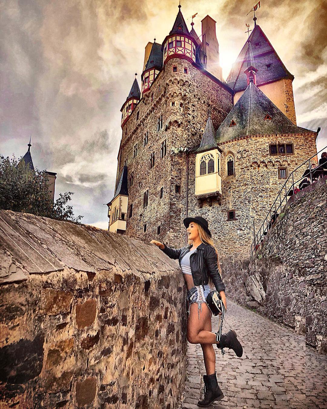 Ad/Werbung 🏰 Burg Eltz - a really magical place 🧙🏻‍♀️- a witness of the Middle Ages! Every stone has a gloomy story to tell of a long gone time ❤️ it’s up to your imagination to hear it 🧙🏻‍♀️
.
If you want to go there, avoid the weekends as there are loads of people and you won’t have a chance to take a picture without other peeps on it. Go on weekdays in the morning and if it’s a cloudy or rainy day you’ll be almost alone 👌🏻📸 good luck 🍀 .
.
.
.
.
#burgeltz #germany #sharegermany #visitgermany #beautifulgermany #burg #middleages #gloomy #fortress #travel #travelblogger #travelgram #travelgermany #travelguide #travelphotography #tripadvisor #reisetips #reisen #reiseblogger #deutschland #mittelalter #adventuretime #exploremore #roamtheplanet #nomad #globetrotter #travelista #travelgirl #sheisnotlost