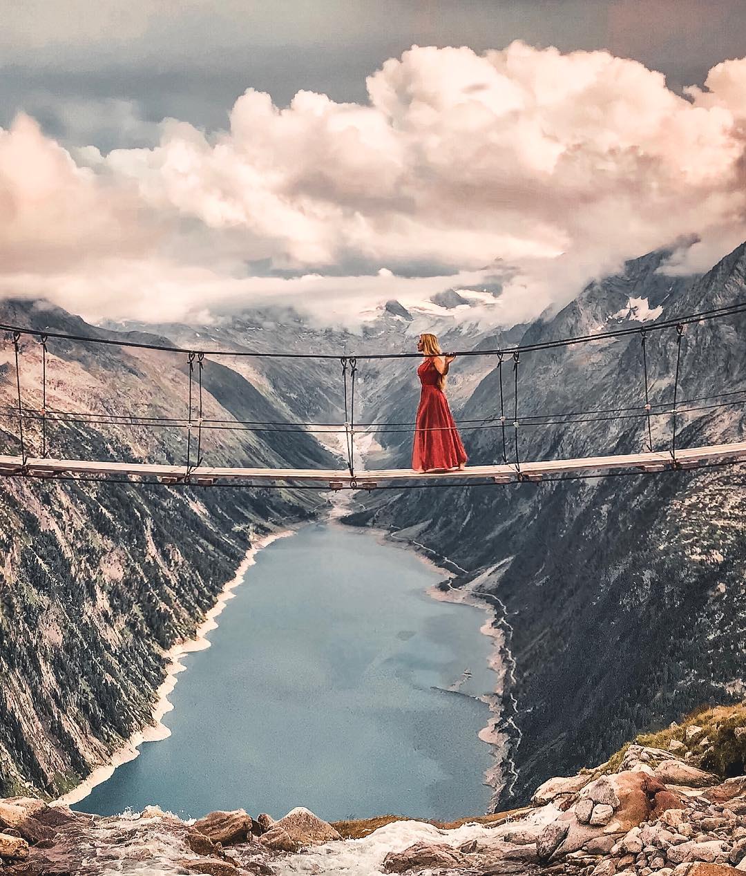 Ad/Werbung
☁️On the way to visit the Sky ☁️
This is one of my favorite magical places ✨
.
.
.
.
.
#alps #mountains #bridge #lake #waterfall #hangingbridge #suspensionbridge #abyss #reddress #fashion #walk #skywalk #zillertal #tirol #tyrol #austria #alpen #alpine #alpinebabes #dandestinations #travel #travelblogger #travelgirl #nomad #globetrotter #adventure #outdoor #hike #mountaingirls