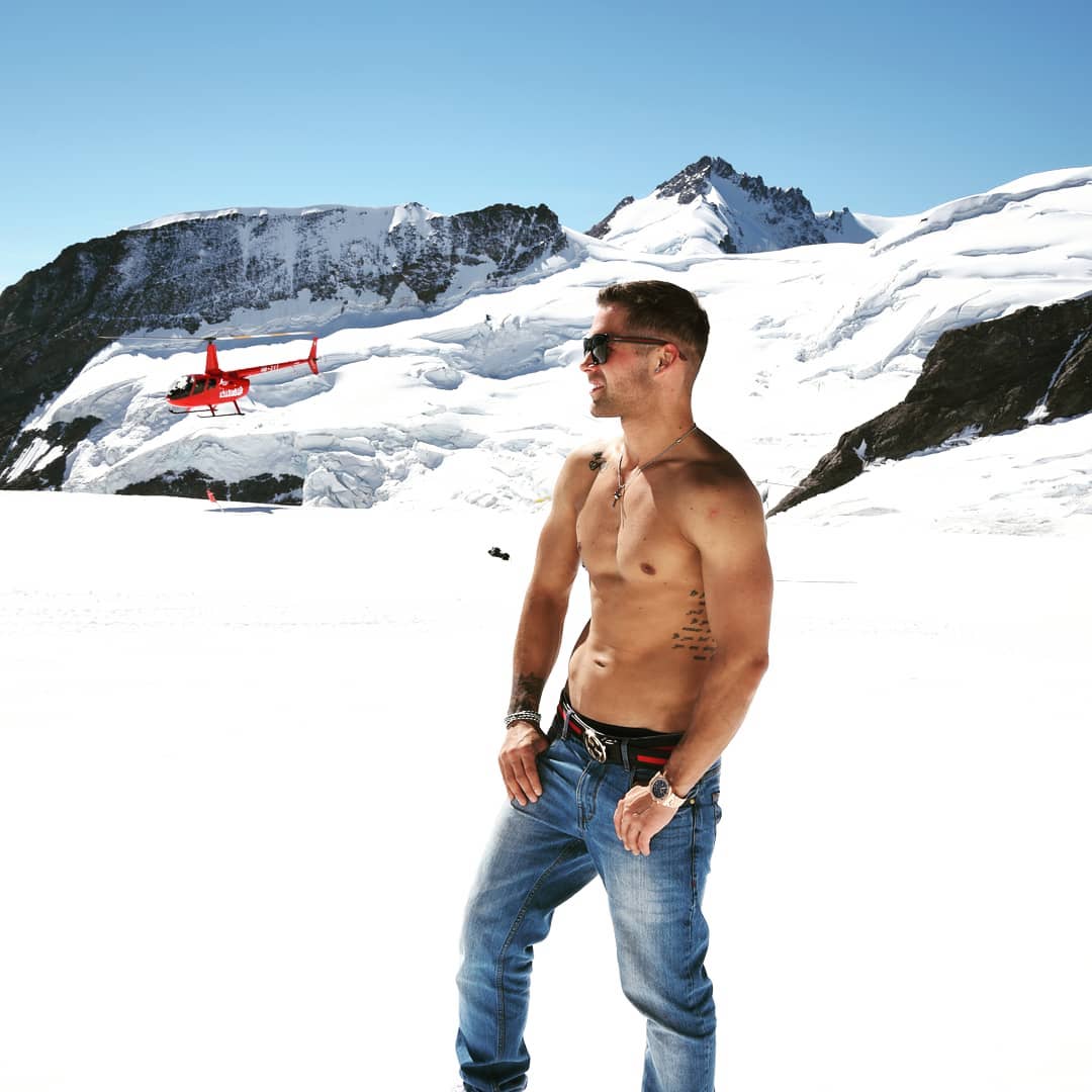 In top of Europe is never cold 🏔️👌🇨🇭 #Switzerland #jungfraujoch #alps #snow #topless #male #model #fitness #body #gym #fit #posing #photoshoot #beautiful #scenery