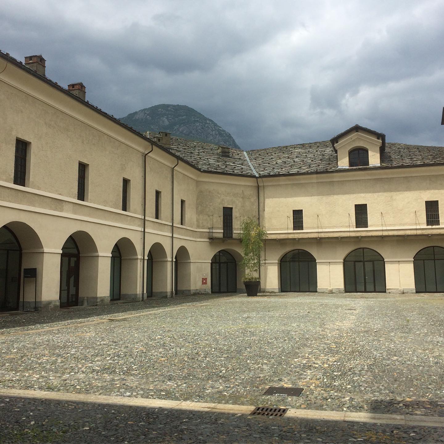 A courtyard with the mountains around and dark clouds in the sky. The right place to think about life
-
#bard #fortress #aostavalley #travelphotography #travel #travelgram #travelblogger #traveling #architecture #creatorshala #creatorshalablogger