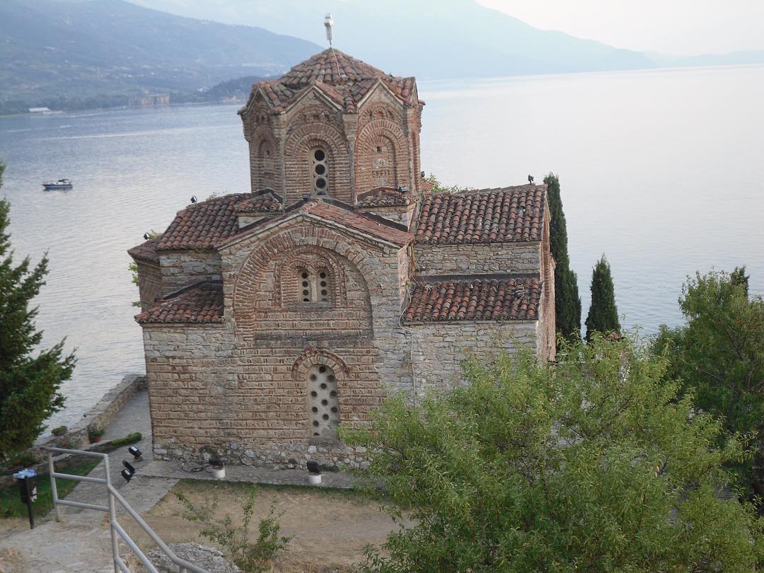 It is hard to choose a place as favorite when you travel. Each location I have visited gave me or showed me something special. Anyway, Ohrid and it’s lake are in the top 10. Yes, among the best places for me, there is Ohrid. Here there is a hill that offers small chapels and an ancient cathedral with archeological finds. While you go up you enjoy and incomparable panorama of the lake. Can you imagine how beautiful it is? Believe me, only visiting this place you can really understand it.