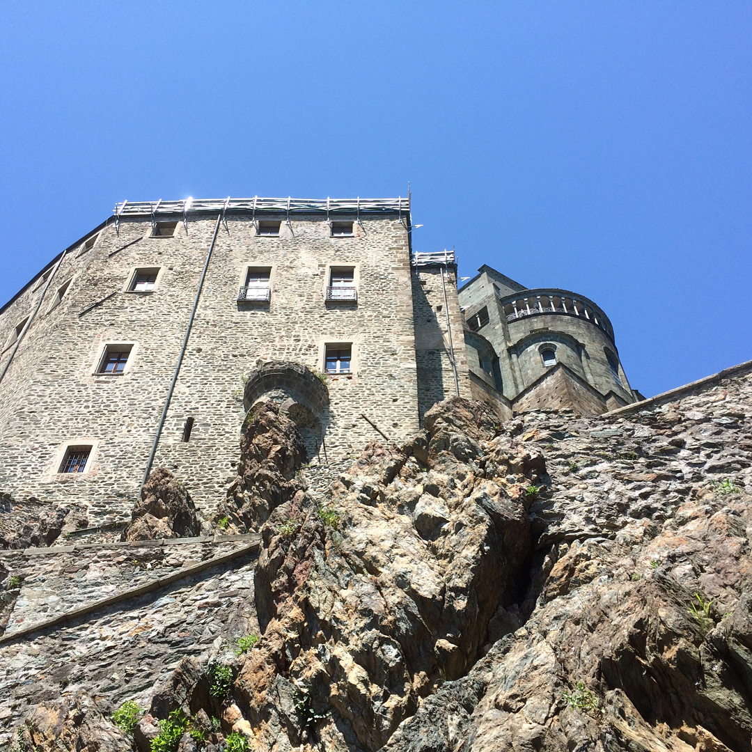The wonderful Sacra di San Michele, an ancient abbey built on the rocks. Read more on my blog. --------------------- #ilikeitaly #ilikepiemonte #sacrasanmichele #abbazia #romanico #gotico #tagstagram #instatraveling #igworldclub #ig_europe #discover #traveldiaries #photographylovers #earthpix #huntgram #discoverearth #loves_world #viaggio #500px #lovephotography #openmyworld #europe_gallery #loves_europe #europetrip #guardiancities #travel_captures #kings_alltags #torino  #yallerspiemonte #yallersitalia