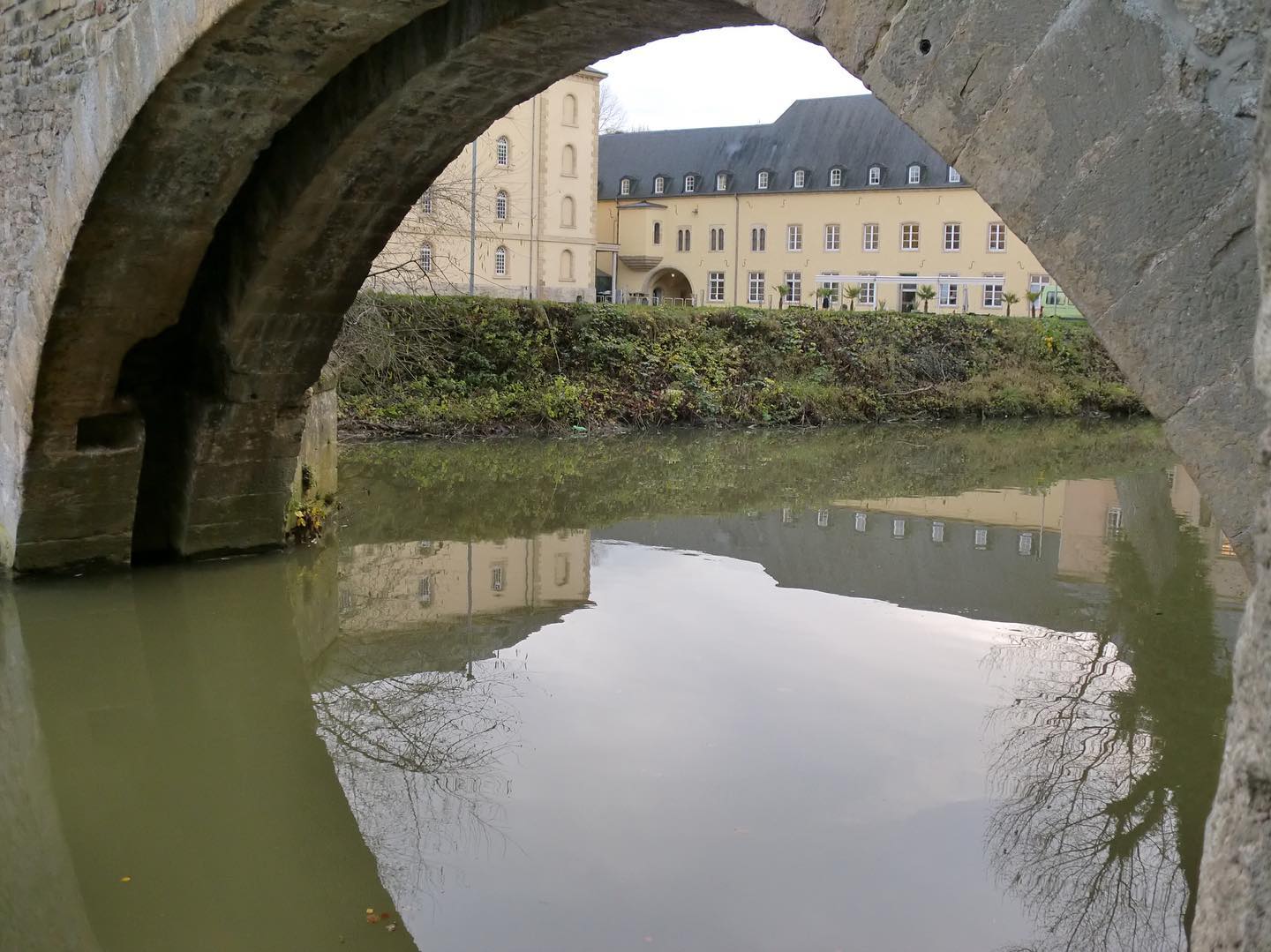 Under the bridge in Luxemburg City.
-
#luxembourg #luxembourgcity #europe #city #bridge #reflection  #travelblogger #travelphotography #view #travel @igluxembourg