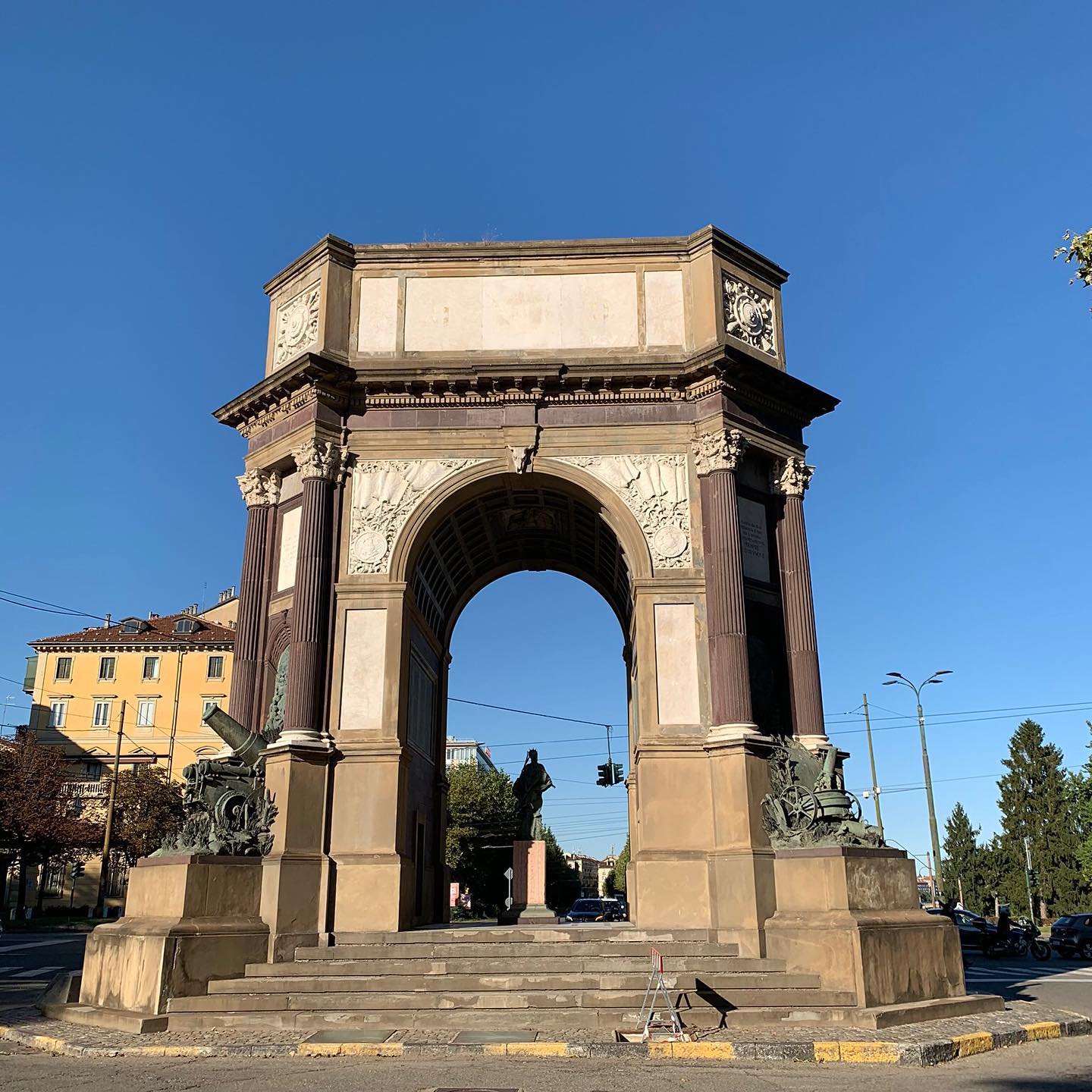 🇺🇸 Monumental arch to the Artillery (or "Arco di Trionfo") erected in Turin in 1930 and dedicated to the Corps of Artillery.

🇮🇹 Arco monumentale all'Arma di Artiglieria (o "Arco di Trionfo") eretto a Torino nel 1930 e dedicato al Corpo dell'Artiglieria.