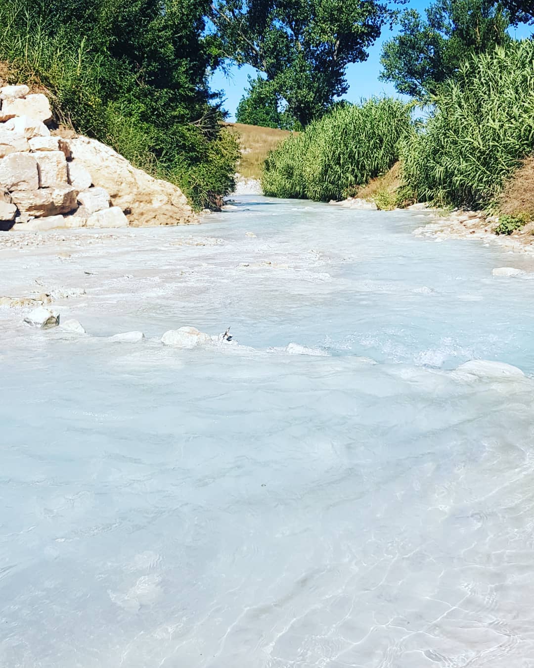 If you like to swim🏊‍♂️ in hot🔥 waters, then you should  go to Saturnia in the middle of Tuscany🌄, here you can enjoy a hot sulfur spring in the heart❤ of beautiful nature🌄 all year round and you can also bathe in it👍 #Saturnia #grosseto #tuscany #travel #swim #nature
