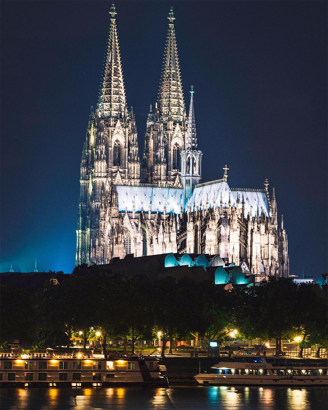 Cologne Cathedral📷
.
.
.
.
#longexposurephotography #longexpohunter #longexpo_addiction #travelandleisure #lastingvisuals #travellingthroughtheworld #globalnightsquad #worldshotz #shotzdelight #citylights #BerlinMyLove #germanytourism #visitgermany #bestgermanypics #in_germany #travel_2_germany #TopGermanyPhoto #LifeofGermany #DeutschlandMyLove #loves_united_germany #europe_vacations #wonderlustcologne #TopColognePhoto #visitkoeln #urbanCGN #beautifuldestinations #eclectic_shotz #visualambassadors #sonyalphaclub #nightshooters