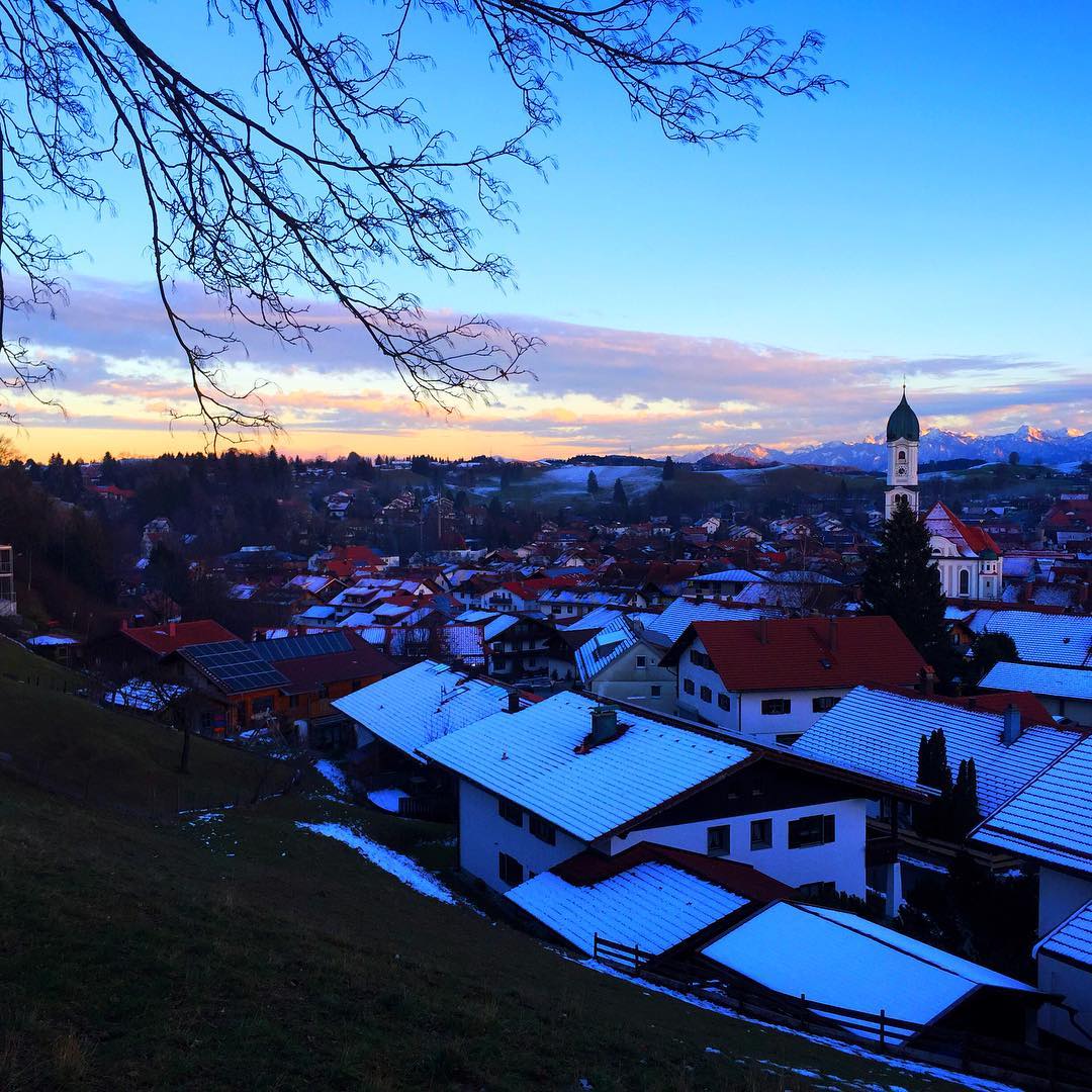 #photography #sonnenuntergang #schnee #snow #nesselwang #alpen #alps #wolken #blau #rot #dächer #kirche #photosarroundtheglobe #🌨 #☁️ #⛪ #⛰ #🌅 #🌤 #🏔 #travel #urlaub #foto #blau #wiese #gras #Berge #bayern #europa #seesighting #Winter #
