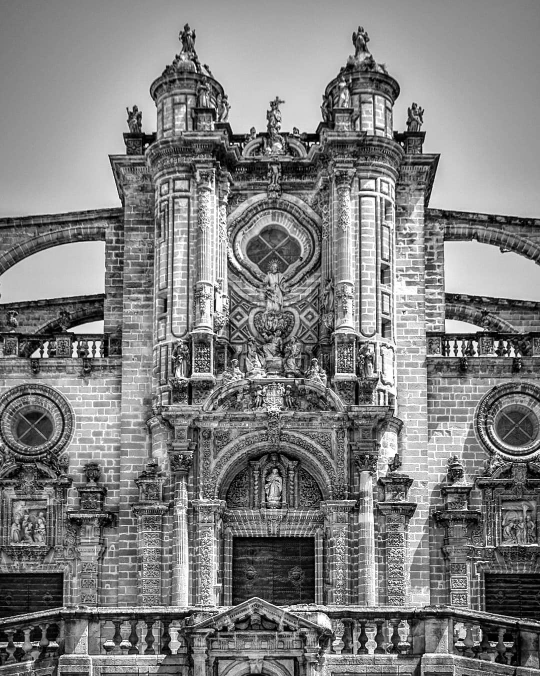 Catedral de Jerez de La Frontera #jerezdelafrontera #travel #allblackcommunity #spain #nikontop #arquitectura #culture #architecture #blackandwhite #bw #travelabout #nikoneurope #bnw_planet #blackandwhite #monochrome #monochromatic #bnw_vision #bwphotography #bwphoto #bw_lover #bw_crew #pretoebranco #bw_photooftheday #bw_photography #olharescom #behindthelens #photocrowd #fstoppers #streetphotographyinternational #klickers