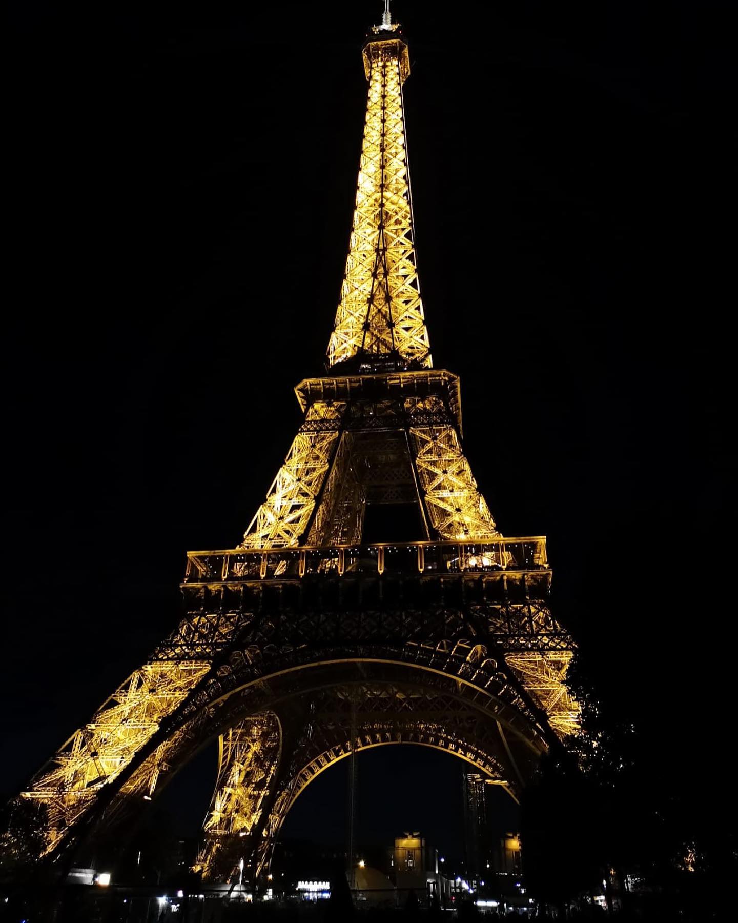 Eiffel Tower 😍 
#paris #eiffeltoweratnight #eiffeltower #nofilter #nightwalk #memories #goodtime #bringmeback