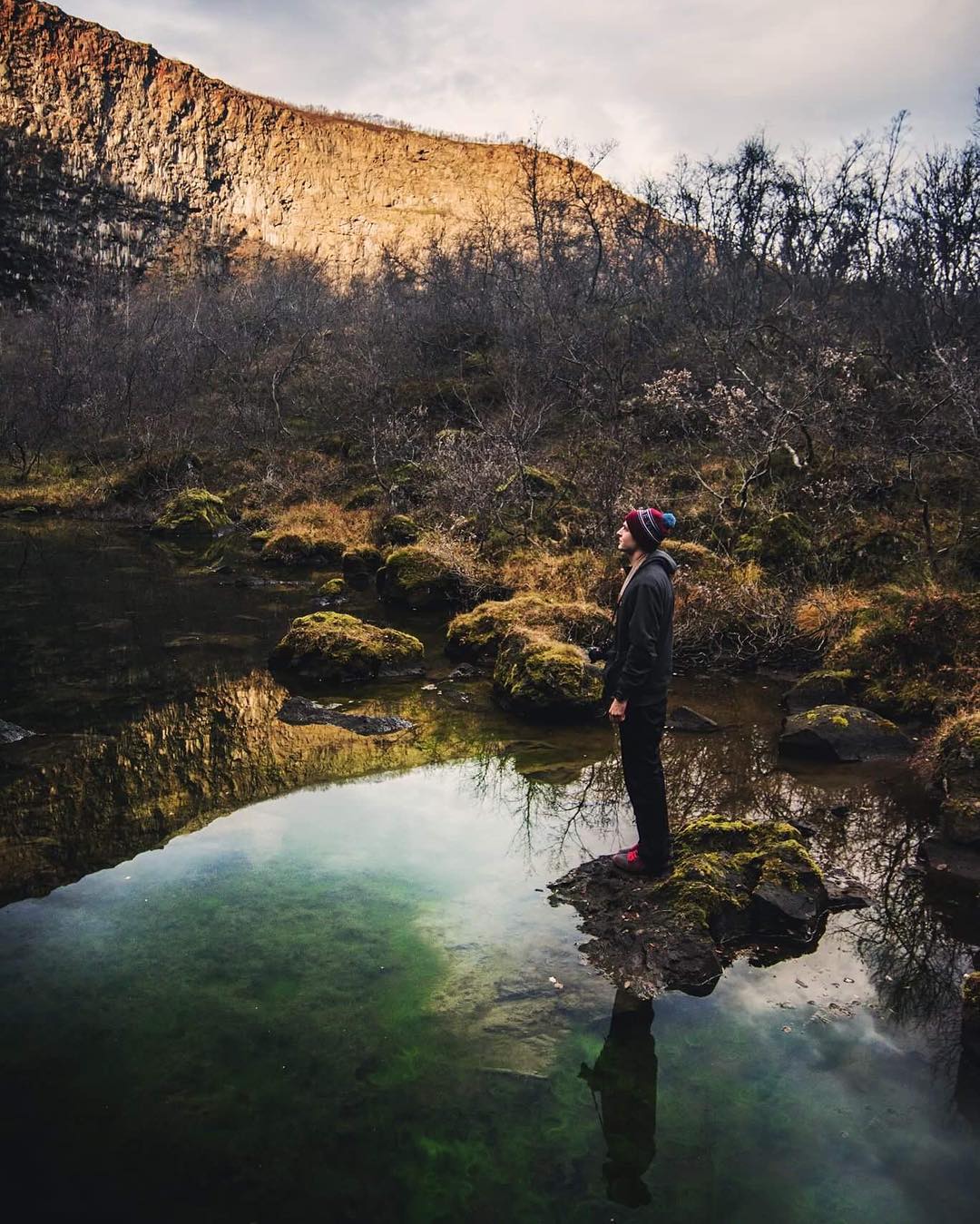 Misto kde drive byl pry mohutny vodopad - Kaňon Asbirgy
 fotka od milovane @pavlinaborakova 
Je potreba byt vdecny za tyto chvile ,protoze kazdou prozijeme pouze jednou 🙏#discover#Iceland#vscocze_ Asbirgy#canyon#photohunters#magic#meditation#place#typical#Icelandic#nature#mars#strange#chillout#paradise#highlands#mountain#love#day#jsemnikon#fotimnikonem#landscape#photographer#naturalmagicphotography#folkvibe#vscocze#gearednomad#CestujuNajisto