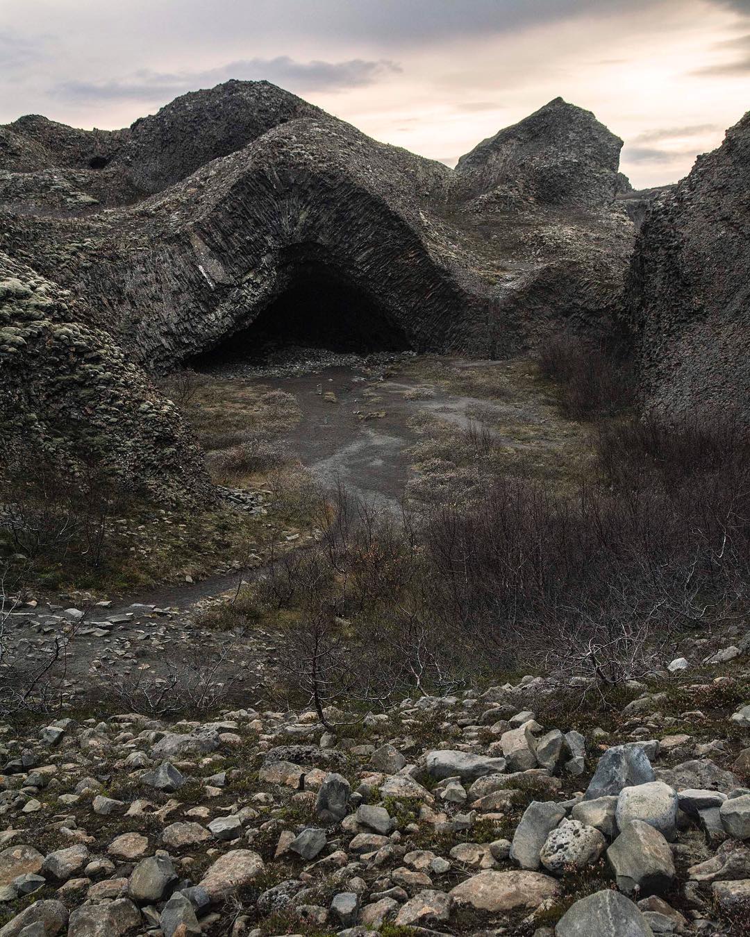 Jeskyně Kirkjan v Čedičovém městě Hljódaklettar . Pro mě okouzlující místo , kvuli vzhledu této jeskyně,kde zemská vrstva či jak to nazvat byla tlakem posouvána ale nebylo asi kam,tak vystoupila vzhůru a vytvořila tuhle zvláštní jeskyňi 
#Discovering#iceland#rauðhólar#kirkjan#basalt#cave#world#sunset#dnescestujem#travelling#traveller#mountains#landscape#photographer#nature#naturalmagicphotography#travellife#beautyful#planet#Earth#inspiredbynature#inspiredbyiceland#jsemnikon#dnescestujem#neverstopexploring#stayandwander#wheniniceland