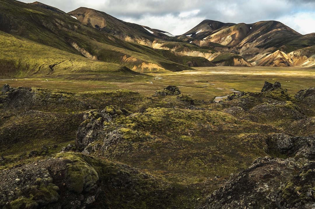 Na některých místech člověk jen stojí s otevřenou pusou a těžce nechápe, jak to ta příroda mohla vytvořit🧚🏻‍♂️
.
.
.
.
.
.
.
.
.
.
.
#Islandia#iceland#paradise#profotkudoraje#Iceland#morning
#milujutoticho#respect#mountain#Objevujsvet#zijusisvujsen#zdolejsamsebe#Discovering#highlands#autumn#silence#time#landscape_captures#dnes_letim#folklive#fujifilmcz#fujifotocz#cestujemczsk#moodygrams#goldenlight#moss#cestolidi#visualcollective 
@dnes_letim 
@cestujem.czsk 
@visit.iceland 
@ikoktejlcz 
@cestujemczsk 
@folkcreative 
@peakdesignczsk 
@fujifoto.cz 
@fujifilmcz 
@mount.spirit
@outside_project