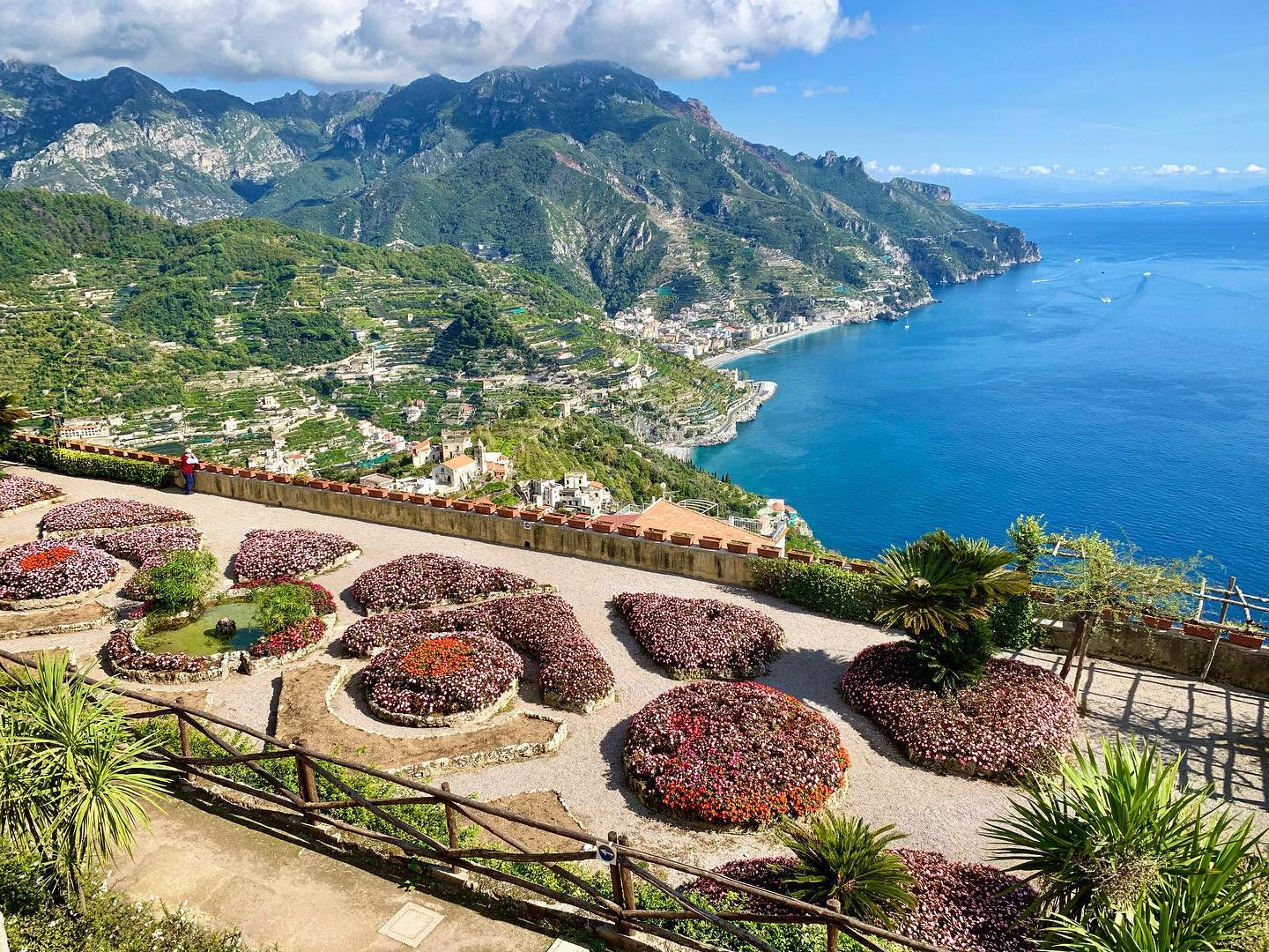 The famous gardens of Villa Rufolo 🌺
.
.
.
#villarufolo #villarufologardens #villarufoloravello #villaruffolo #villarufologarden #villarufoloeravello #villa #rufolo #ravello #ravelloitaly #ravelloamalfi #ravelloamalficoast #ravelloamalfipositano #amalfi #positano #amalficoast #amalficoastitaly #amalficoast_italy #sunny #sky #sea #travel #italia #italy #italien #amalfiküste #italytravel #italytrip #gardensvillarufolo #gardenvillarufolo