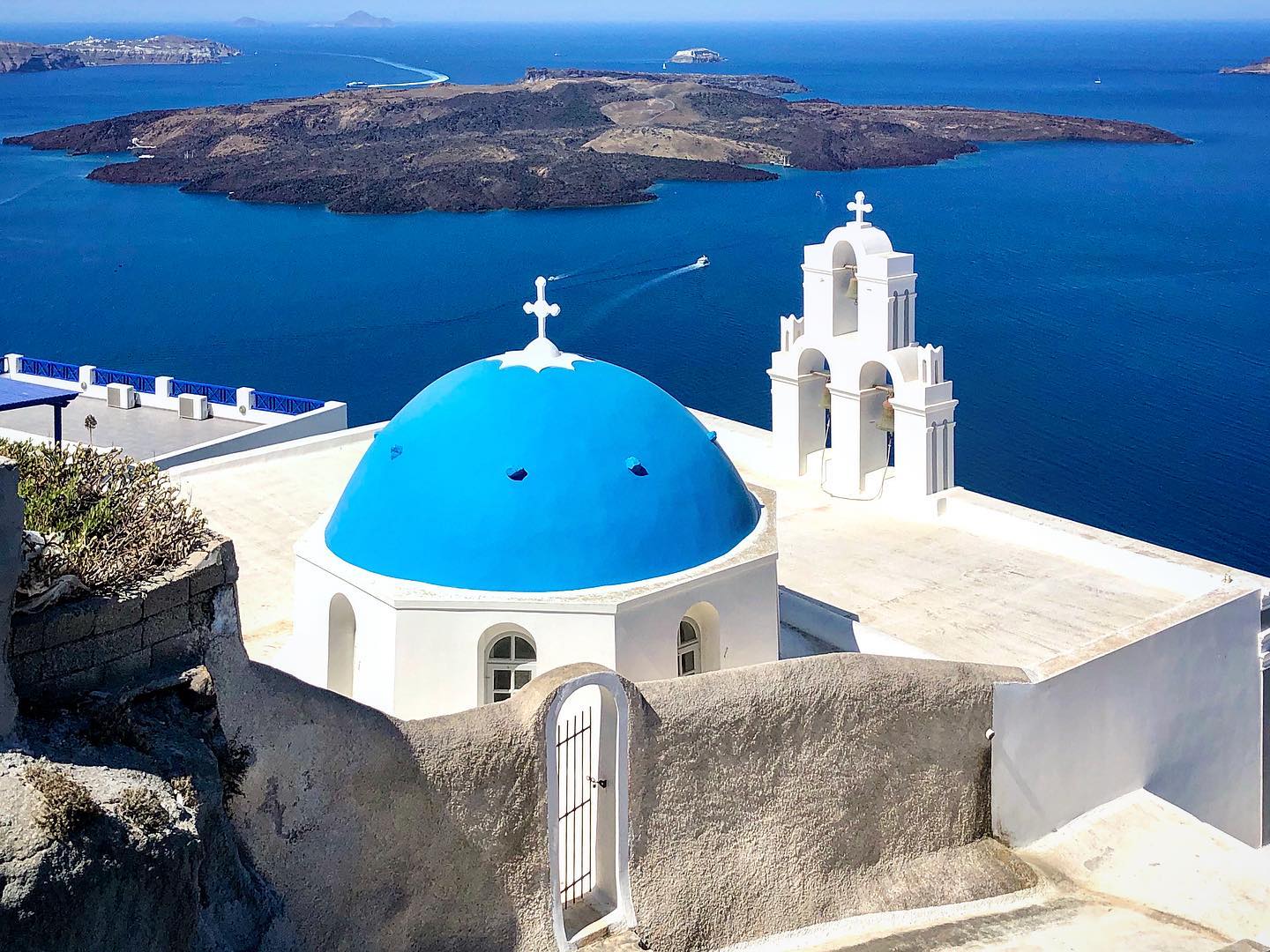 The Three Bells of Fira is a Greek Catholic church on the island of Santorini. The church is famed for its three bells, blue dome, and picturesque views 🇬🇷
.
.
.
#santorini #greece #fira #threebells #threebellsoffira #thira #santorin #griechenland #santorinigreece #santoriniisland #greece_travel #greeceislands #greecestagram #sea #view #viewpoint #instagood #travel #santoriniview #santorinigram #santorinitravel #greece_moments #greece_vacations #greeceholiday #santorinistyle #greekislands #greekstyle #thirasantorini #fira #firasantorini #volcano