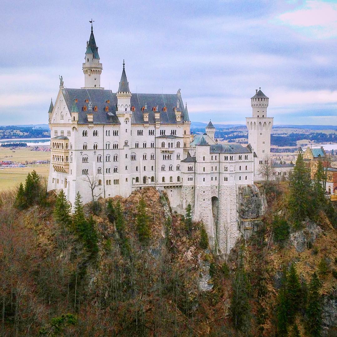 A castle like in a fairy tale... #neuschwanstein #neuschwansteincastle #castle #fairytale #fairytales #schlossneuschwanstein #schloss #disneycastle #disney #füssen #schwangau #märchen #bavaria #bayern #hohenschwangau #marienbrücke #königludwig
📷 08.02.2014