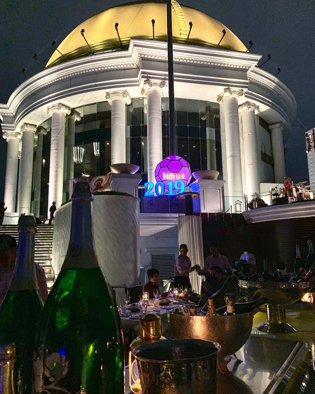 Scirocco Sky Bar, Lebua at State Tower Bangkok #lebua #lebuastatetower #hangover2 #hangovertini #hangoverskybar #bangkok #thailand #skybar #rooftopbar #roofs #rooftop #bar #cheers #2019 #dome #goldendome #champagne #happynewyear