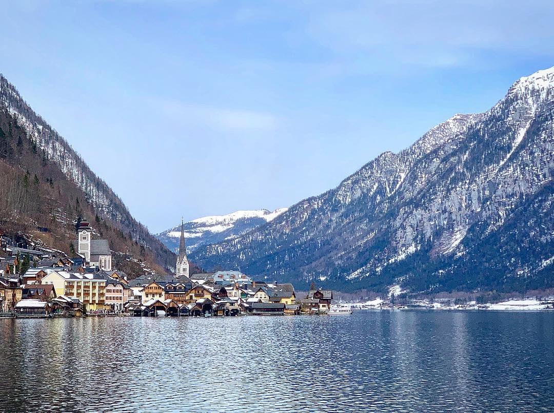 Hallstatt 🇦🇹 #hallstatt #winter #snow #austria #hallstattlake #hallstättersee #lake #see #beautifulview #unesco #unescoworldheritage