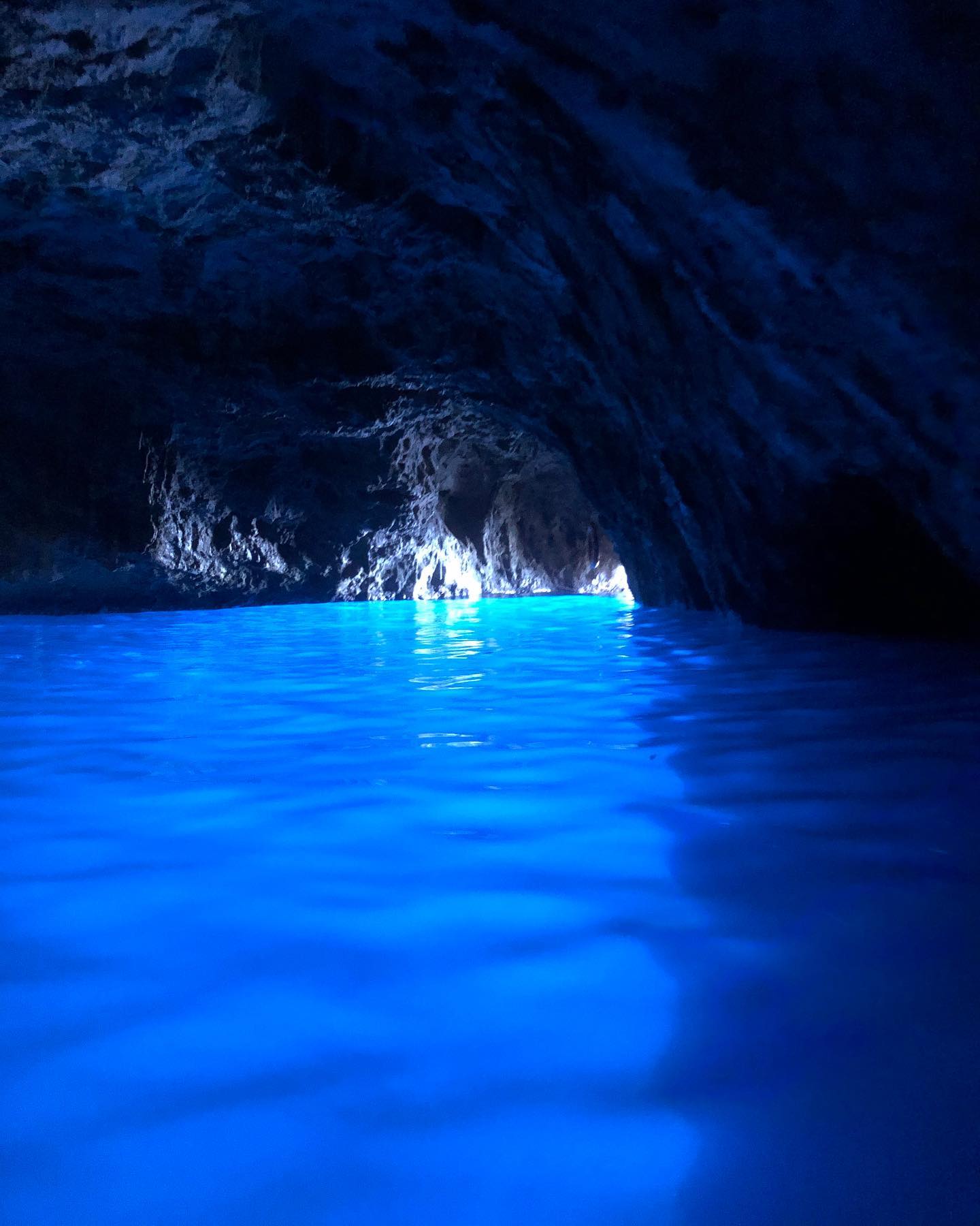 Sunlight passing through an underwater cavity and shining through the seawater creates a blue reflection that illuminates the cavern. #nofilter #outofcam
.
.
.
#lagrottaazzurra #grottaazzurra #grottaazzurracapri #bluegrotto #bluegrottocapri #blue #bluegrottoitaly
#capri #capriitaly #capriamalfi #capriamalficoast #amalfi #amalficoast #amalfiküste #amalficoastitaly #amalfitancoast #amalficoast_italy #positano #faraglioni #faraglionirocks #faraglionidicapri #faraglionidiscopello #faraglionicapri #italia #italy #italycapri