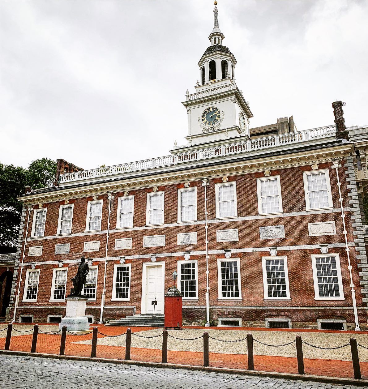 Independence Hall is the building where both the United States Declaration of Independence and the United States Constitution were debated and adopted.
.
It is now the centerpiece of the Independence National Historical Park in Philadelphia, Pennsylvania.
.
.
#independencehall #philadelphia #pennsylvania #independence #hall #1776 #declarationofindependence #4thjuly #philly #libertybell #liberty #us #unitedstates #usa #america #travel #travelblogger #instatravel #instagram @independencehall