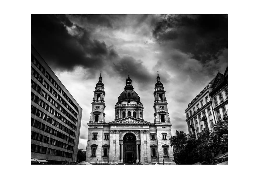 As the locals say, The Beauty (the cathedral) and the Beast (the building on the left from the Communist era).
.
.
.
.
#bnw_captures #bnw_magazine #bnw_life #bnwlovers #bnw_kings #bnwsouls #bnwzone #blackandwhitephoto #blackandwhitephotography #blackandwhite_photography #blackandwhiteisworththefight #instablackandwhite #blackandwhiteonly #budapest #cathedral #basilica #hungary_gram #travelog #travelphotography #travelgram #travel_captures