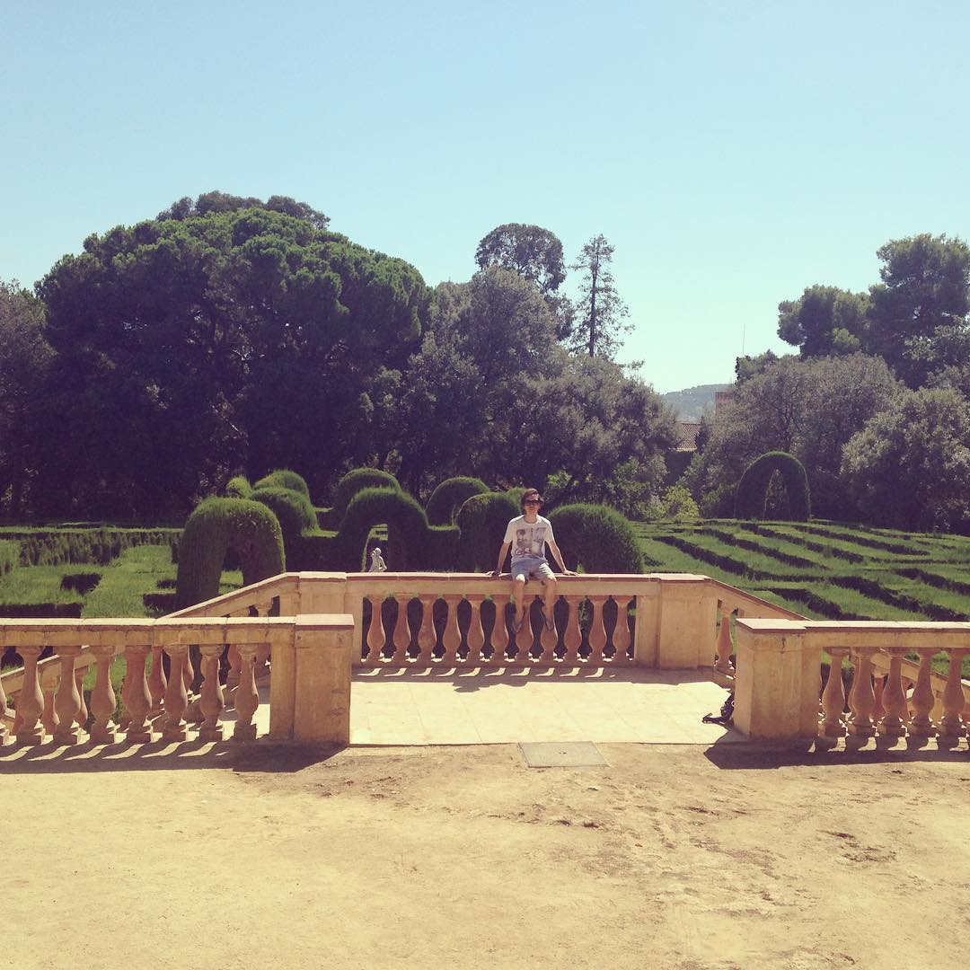 Which is worse lost in the mall or lost in the maze #labriynth #bcn 😎 #tudorgarden #sightseeing #back to the #beach now 🌞
