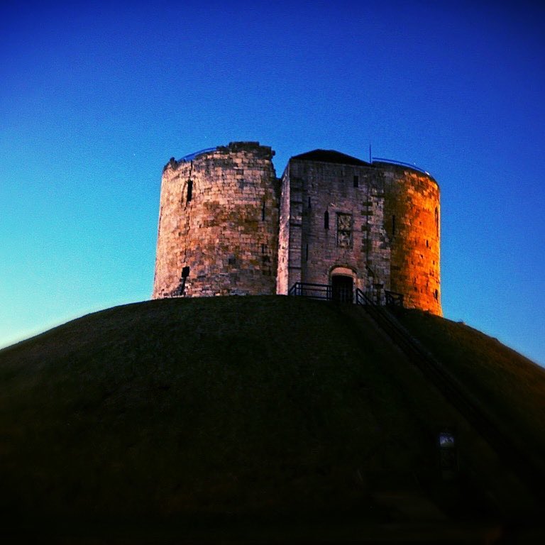 I visited York on 1st December 2016 and had an amazing day! We got to see Clifford's Tower in the bright morning sun ☀️ and as the sun was setting in the evening. I love this evening shot it seems to make it look a little more haunted! It's only around £5 to get in and this keep is all that's left of the original York Castle. #york  #yorkcity #castle #history #exploring #visitengland #yorkshire #cliffordstower #sunset #december #2016 #2016❤️ #england #britishhistory #war #civilwar #seige #castleseige #cityofyork #castleruins