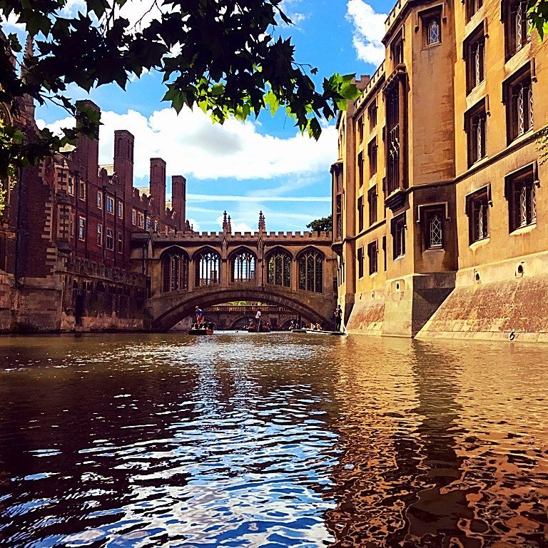 I got to visit Cambridge a few weeks ago. What s stunning place! This is a snap taken from our punting boat ⛵️ whilst having a leisurely glide now the river. Getting to see the universities and the beautiful buildings from this angle was amazing. #citybreak2017 #cambridge #cambrigeuniversity #cambridgeuk #citybreak #couplesholiday #weekendaway #weekendbreak #history #culture #river #punting #history #historicbuildings #uk #unitedkingdom #englishcity #englishheritage #england