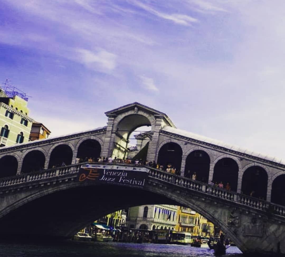 The beautiful Rialto Bridge in Venice, Italy. Its such a beautiful city, with beautiful people and amazing sights. I love this area of Venice. Although its incredibly  busy - well, where in Venice isn't right? - there's a market just over the Bridge and lots of great little shops, not to mention an amazing view. . . .

#italy #europe #tour #travel #travelling #photographer #traveler #travelphotography #rialto #rialtobridge #venice #veniceitaly ##explore #explorer #tourist #holiday #honeymoon #couplesholiday #familyholidays #med #mediterranean #weekendaway #visititaly #italianadventure