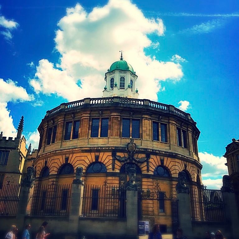 Had a beautiful day today looking around Oxford 😊 there is so much to see and look at, that you are spoilt for choice! I loved this building and pretty much all the university buildings. There's so much history everywhere you look, from famous writers who have spent time here like J.R.R Tolkien to Lewis Carroll 📚 another place to tick off the bucket list 😊 #oxford #oxforduniversity #oxforduk #cityscape #exploreoxford #oxfordshire #explore #exploring #exploreengland #visitengland #greatbritain #history #englishheritage #englishhistory #summer #2017 #nationalholidays #coachtrips #bucketlists