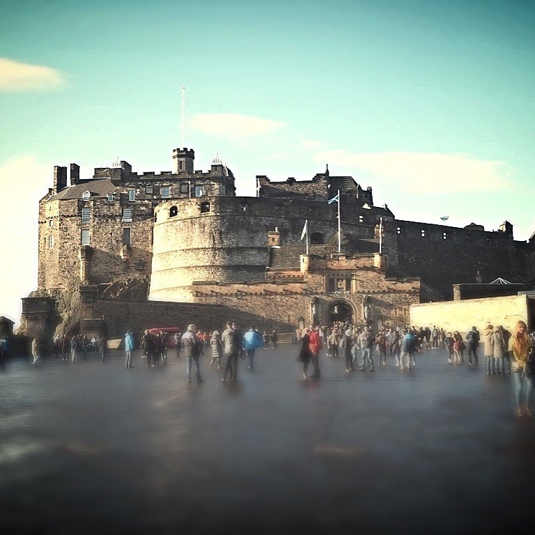 In November 2016 on a beautiful, sunny ☀️ day we went to Edinburgh for the day to celebrate my 34th Birthday. I loved the Royal 👑 Mile. It was like stepping back in time! But the highlight of the day for me had to be Edinburgh Castle. I've visited many Castles, but this is one of my favourites 👍 it's like a walled city within itself 😲The great hall is amazing and so are Mary Queen 👸 of Scots old apartments. Though it's best to book ahead as the queue for tickets is quite long. #britishhistory #scotland #edinburgh #edinburghcastle #history #scottish #scottishhistory #jacobite #maryqueenofscots #castle #castles #visitscotland #explore #explore #photography #travel #travelphotography #culture #blueskies #tourist #touristforaday #dayout