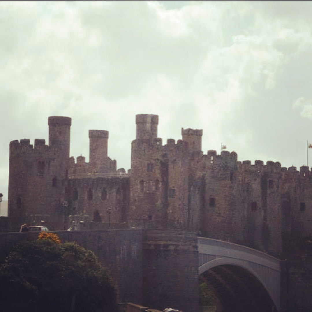 It’s been a while since I shared anything and I miss castles, so I thought I’d share some photos of when me and my sis in law went to Conwy Castle in Wales 🏴󠁧󠁢󠁷󠁬󠁳󠁿 It is such as awesome place! Not only is it huge but it is so well preserved. There is so much history here though. Edward I had his son Edward II here in around the 13th century and there has been countless sieges in the past too. The views from the very top are also amazing. We touched lucky as when we got there it was freezing, then by the time we got to the top of the castle the sun 🌞 came out and it was a lovely day 👌 it was only around £5 to get in too. We went on a Tuesday in May 2015 and practically had the place to ourselves! #wales #northwales #conwy #conwycastle #visitwales #castle #history #edwardthefirst #travel #traveler #travelling #unitedkingdom #wonderlust #2015 #ruins #welshcastle #monument #dayout #daytrip #familytime #familydayout #ideasforkids #explore #explorer