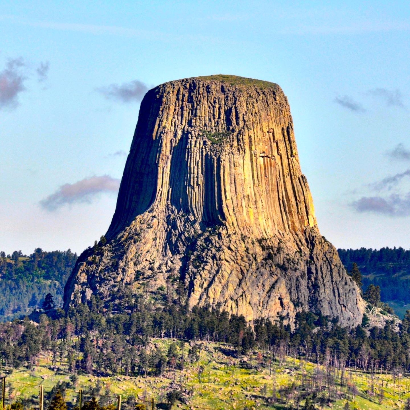 Devils Tower National Monument, Crook County. A devilishly good place for climbing and hiking 🥾🧗🏻‍♀️
#usatravels #roadtripusa🇺🇸 #crookcounty #devilstower #devilstowernationalmonument #nature #naturephotography #naturelovers #nature_perfection #climbing #hiking #hikinglove #beautifulnature #awesomeplaces #beautifulamerica #instatravel